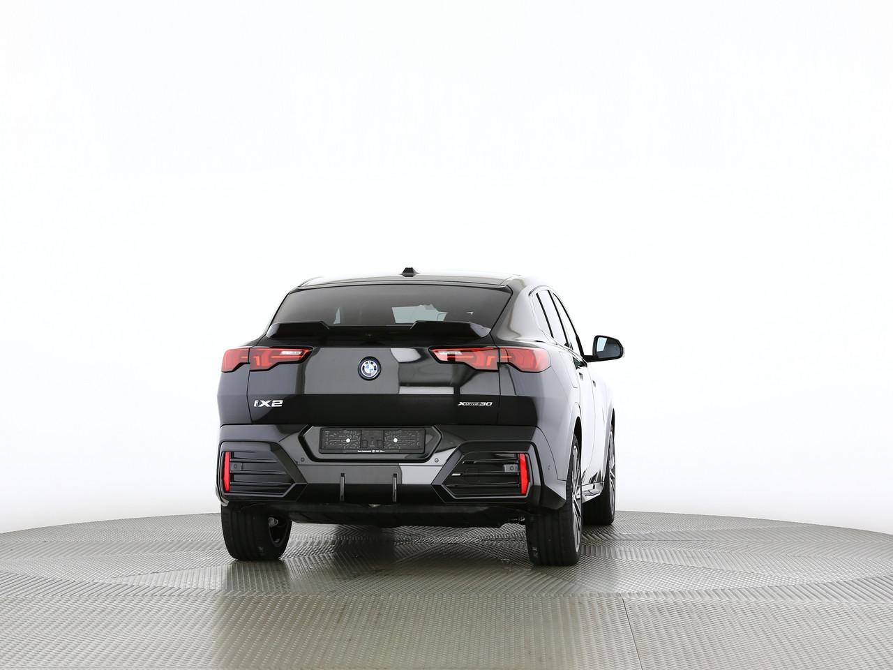 BMW iX2 30 xDrive-image-12