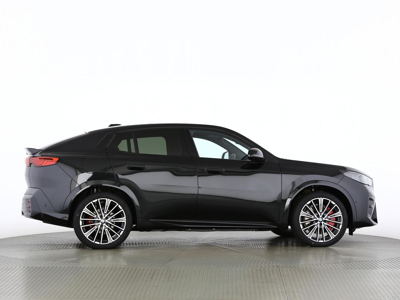 BMW iX2 30 xDrive-image-17