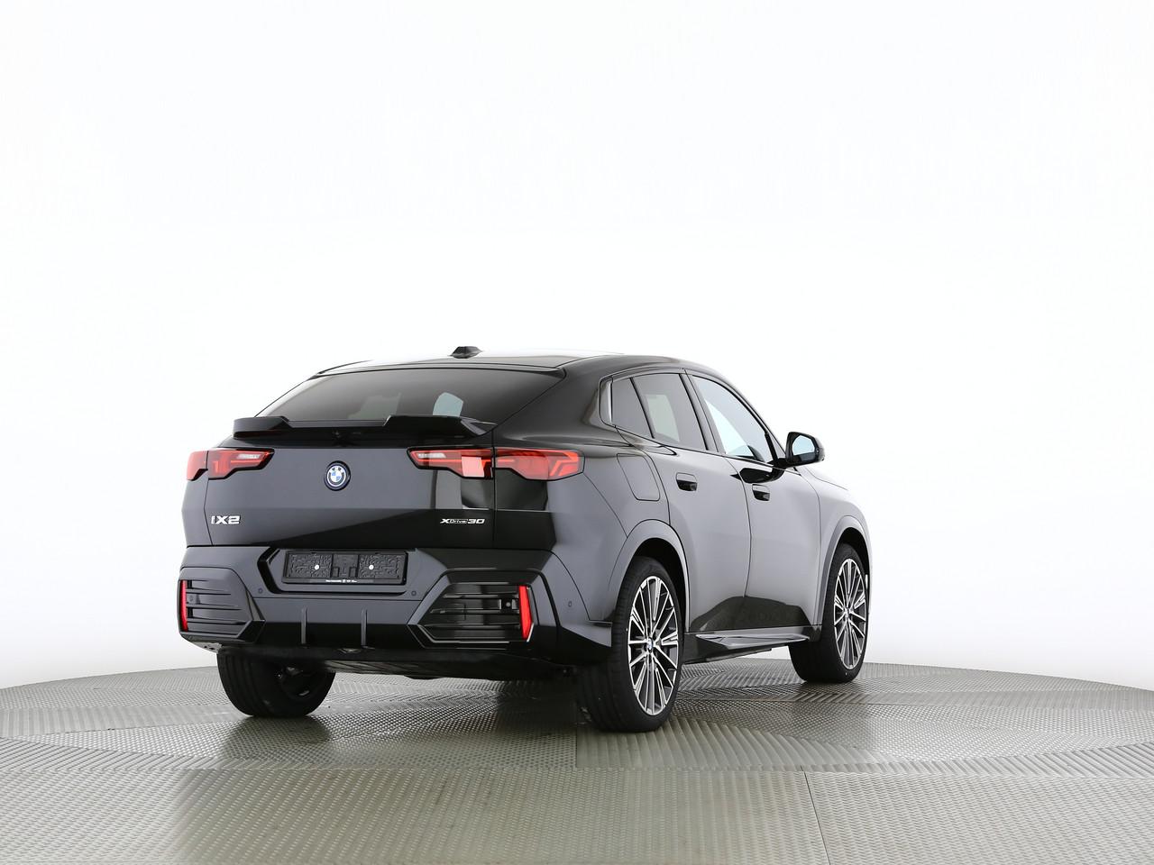 BMW iX2 30 xDrive-image-13