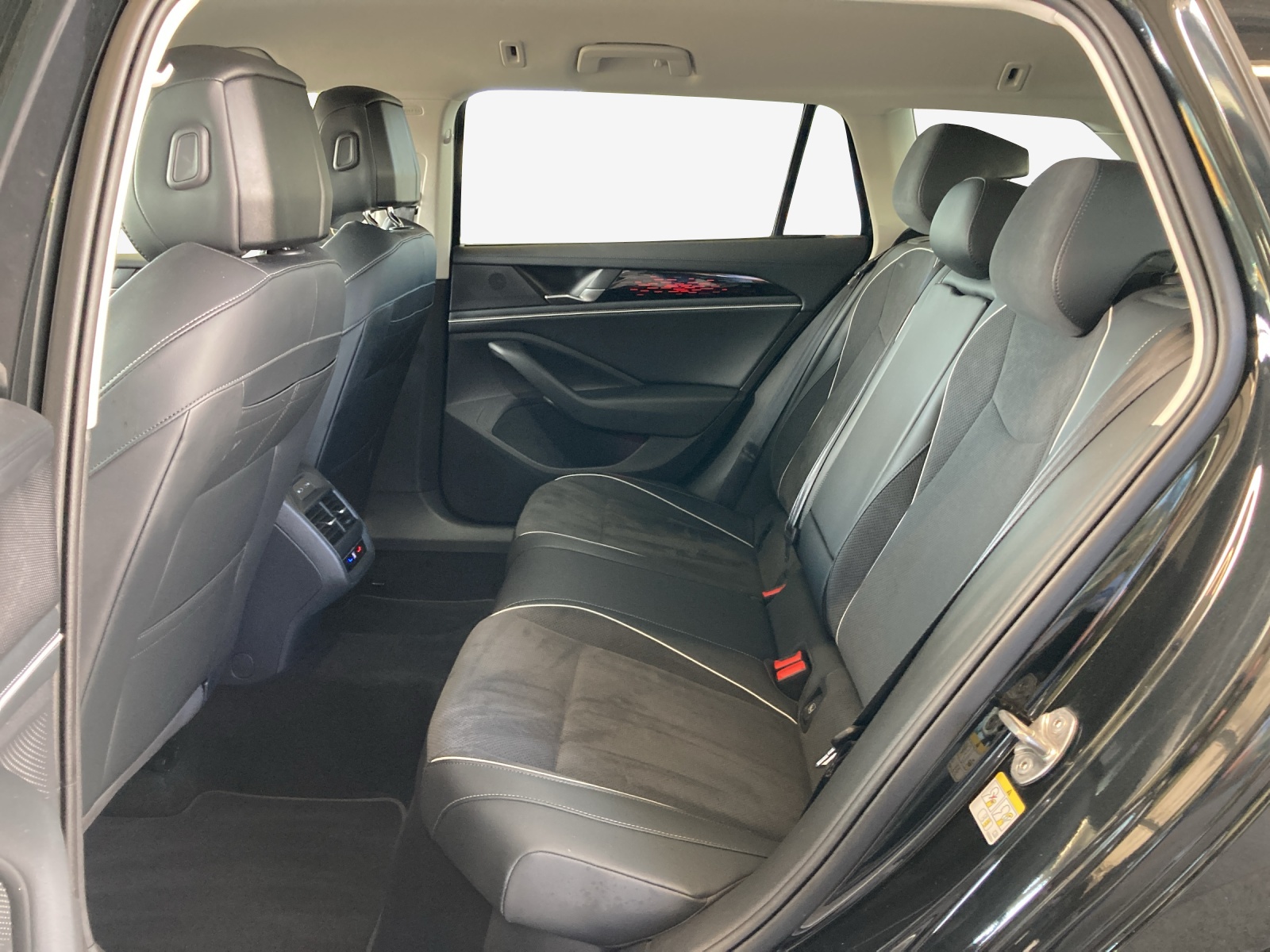 VW Passat Variant 2.0 TDI evo Business 4 Motion DSG-image-11
