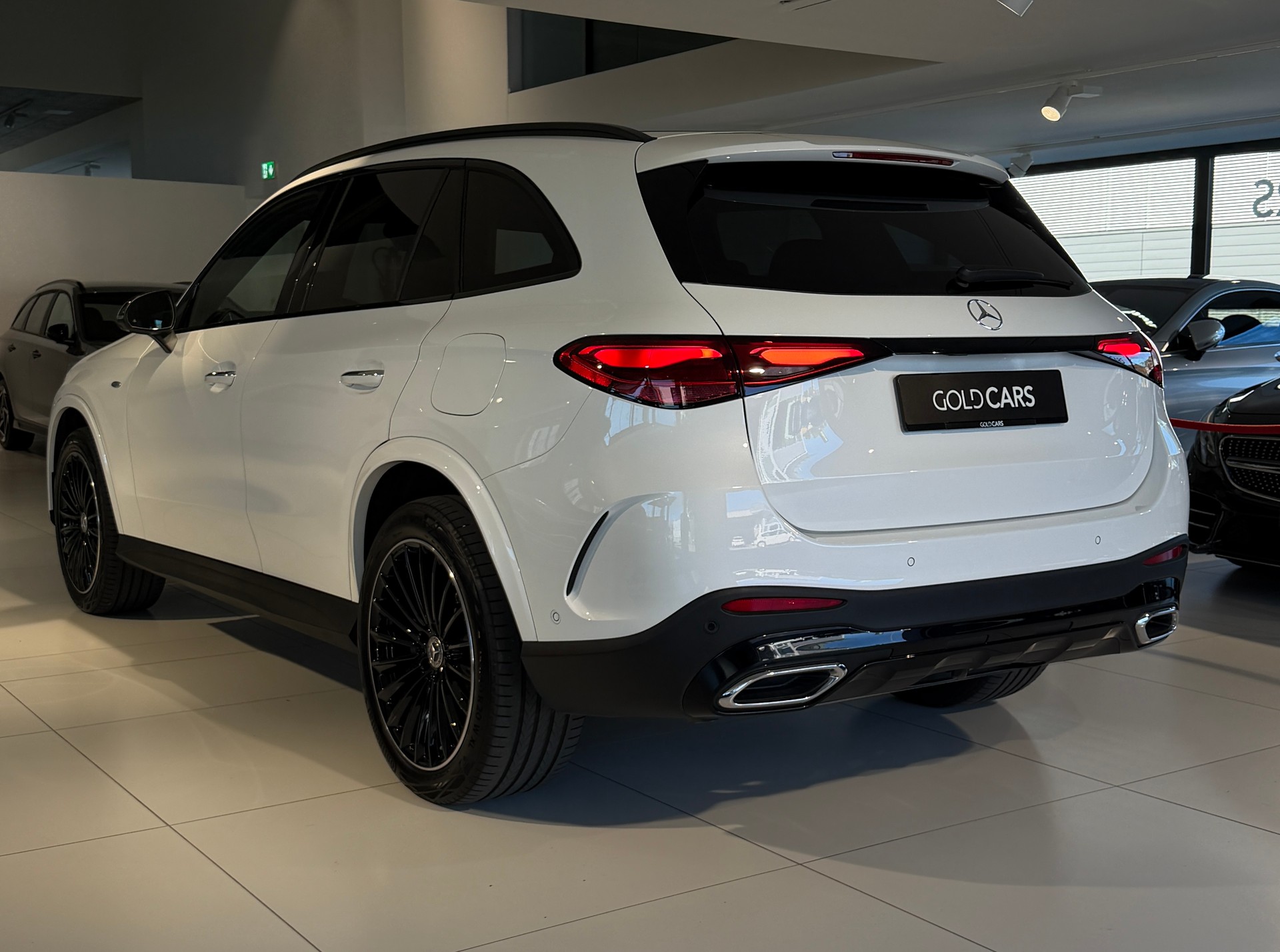 MERCEDES-BENZ GLC 300 e AMG-Line 4Matic 9G-Tronic-image-4