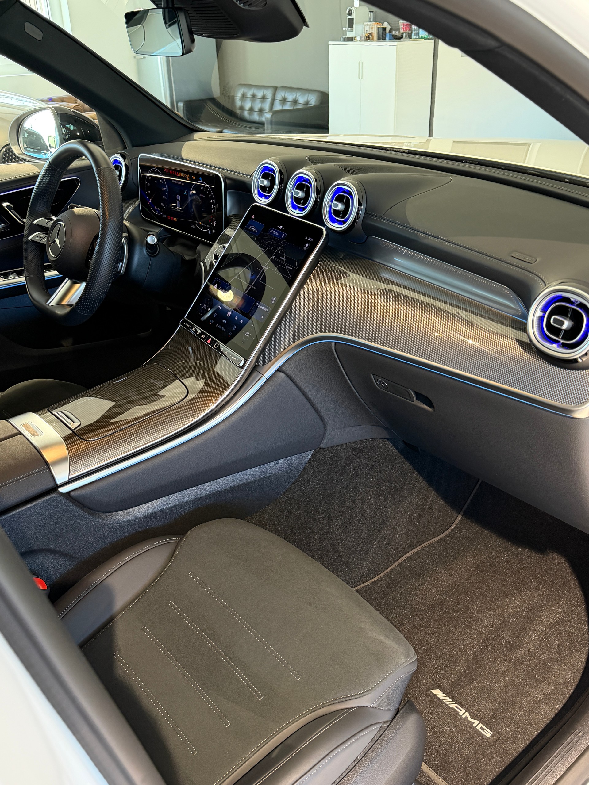 MERCEDES-BENZ GLC 300 e AMG-Line 4Matic 9G-Tronic-image-13