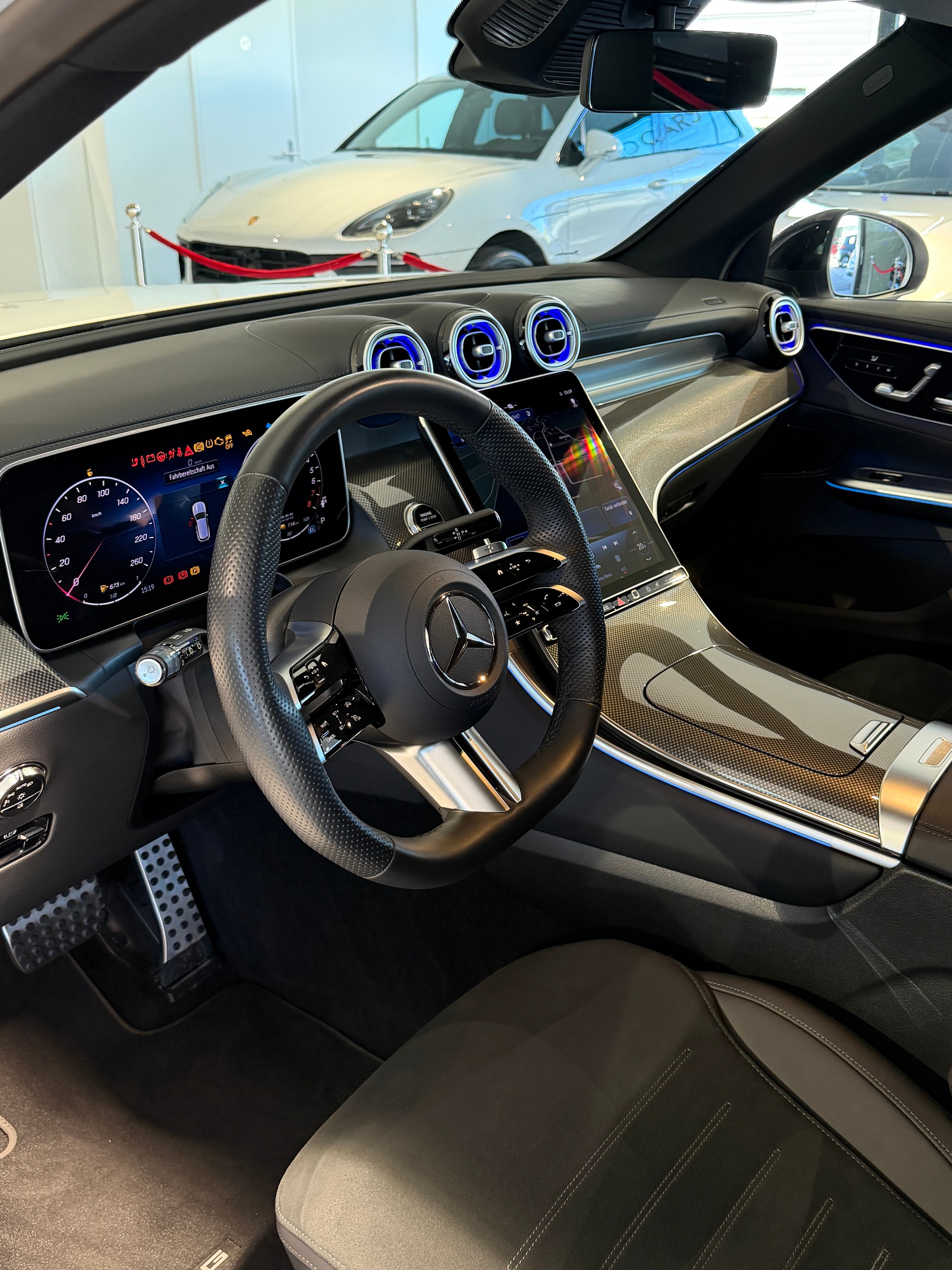 MERCEDES-BENZ GLC 300 e AMG-Line 4Matic 9G-Tronic-image-9