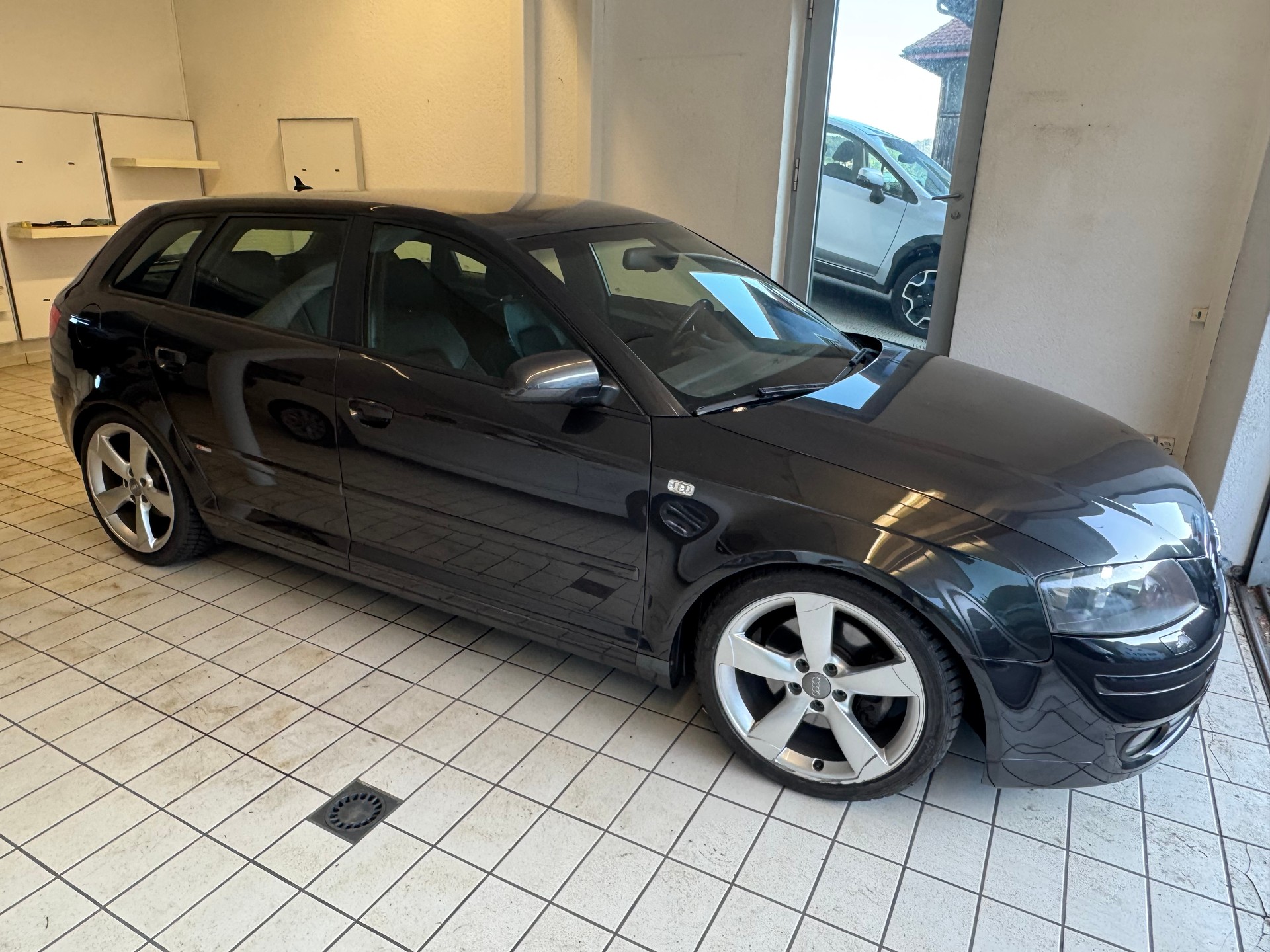AUDI A3 Sportback 2.0 Turbo FSI Ambition quattro-image-4