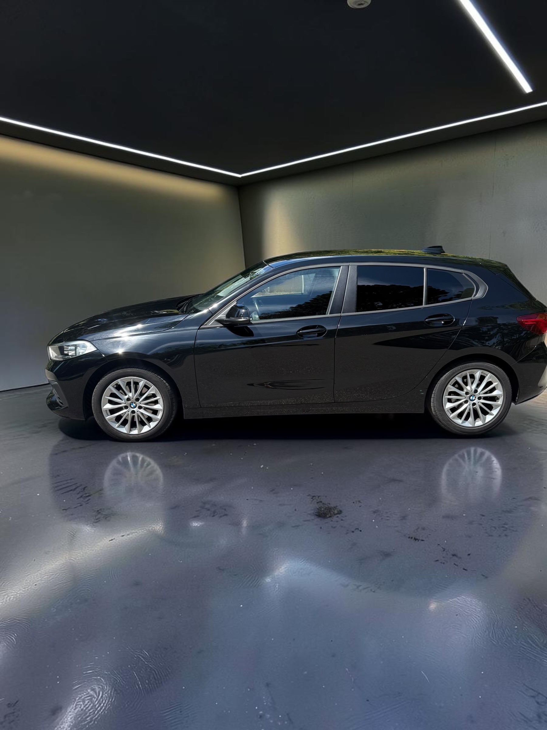 BMW 118i-image-2