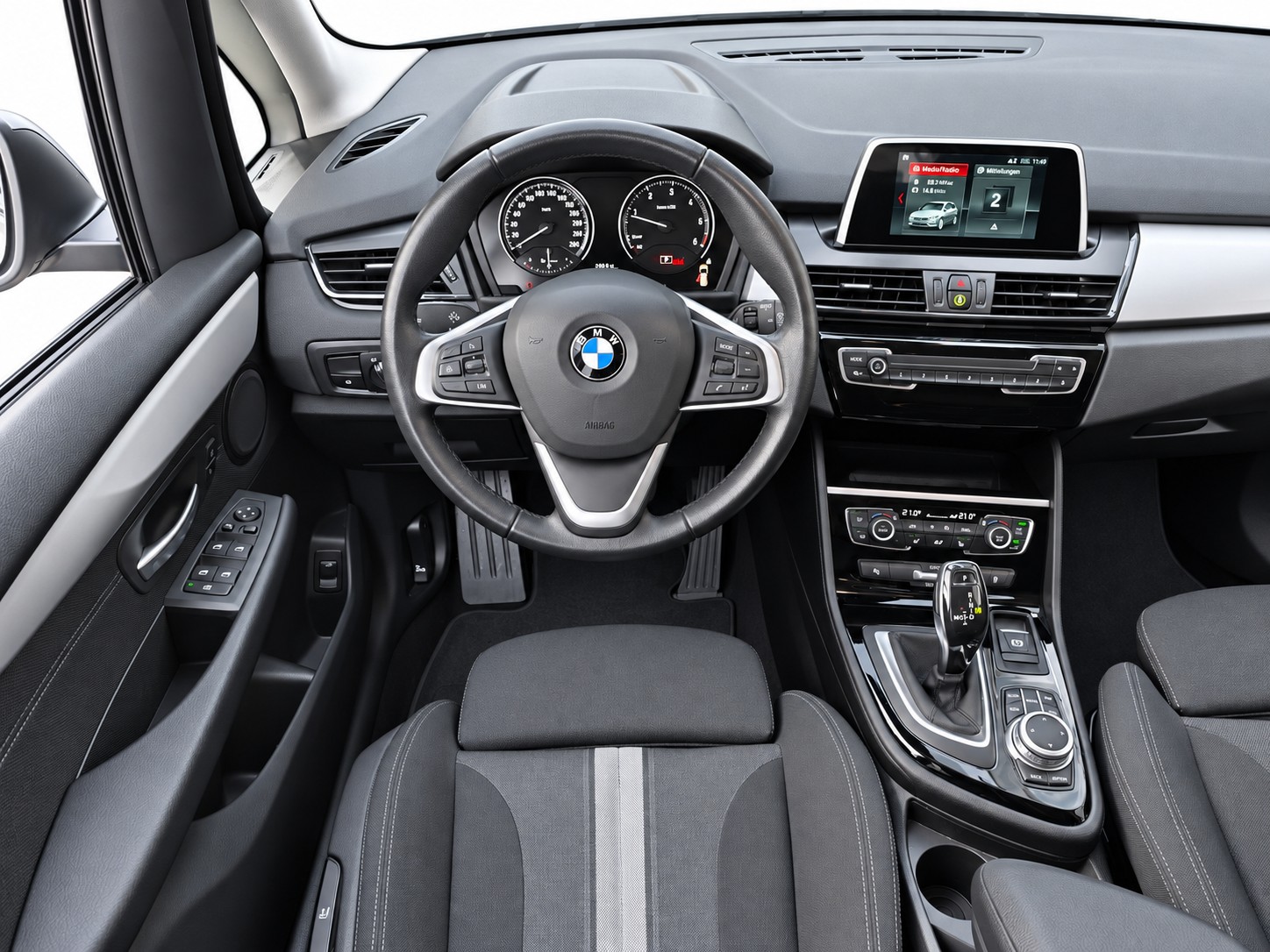 BMW 218d xDrive Gran Tourer-image-12