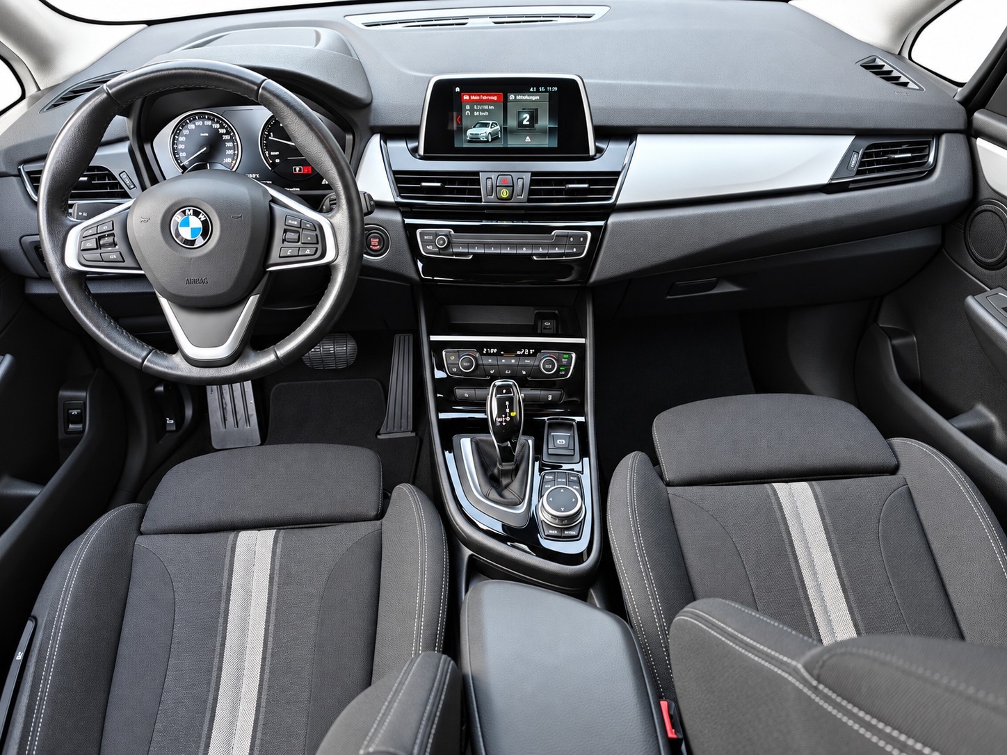 BMW 218d xDrive Gran Tourer-image-11
