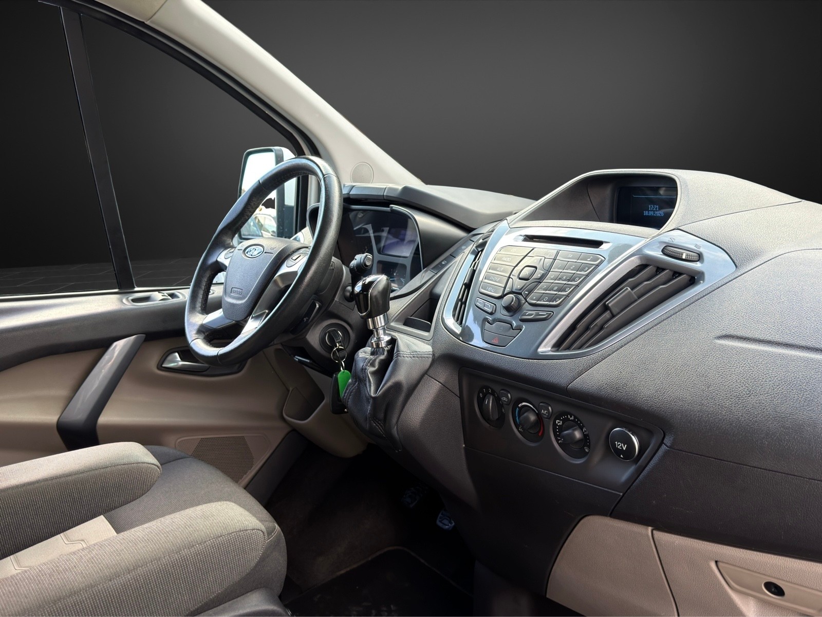 FORD Tourneo Custom 300 L1H1 Titanium * 8-Plätzer *-image-9