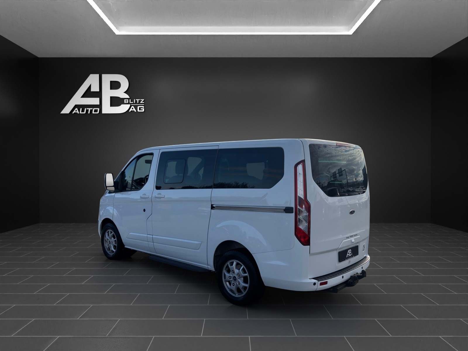 FORD Tourneo Custom 300 L1H1 Titanium * 8-Plätzer *-image-2