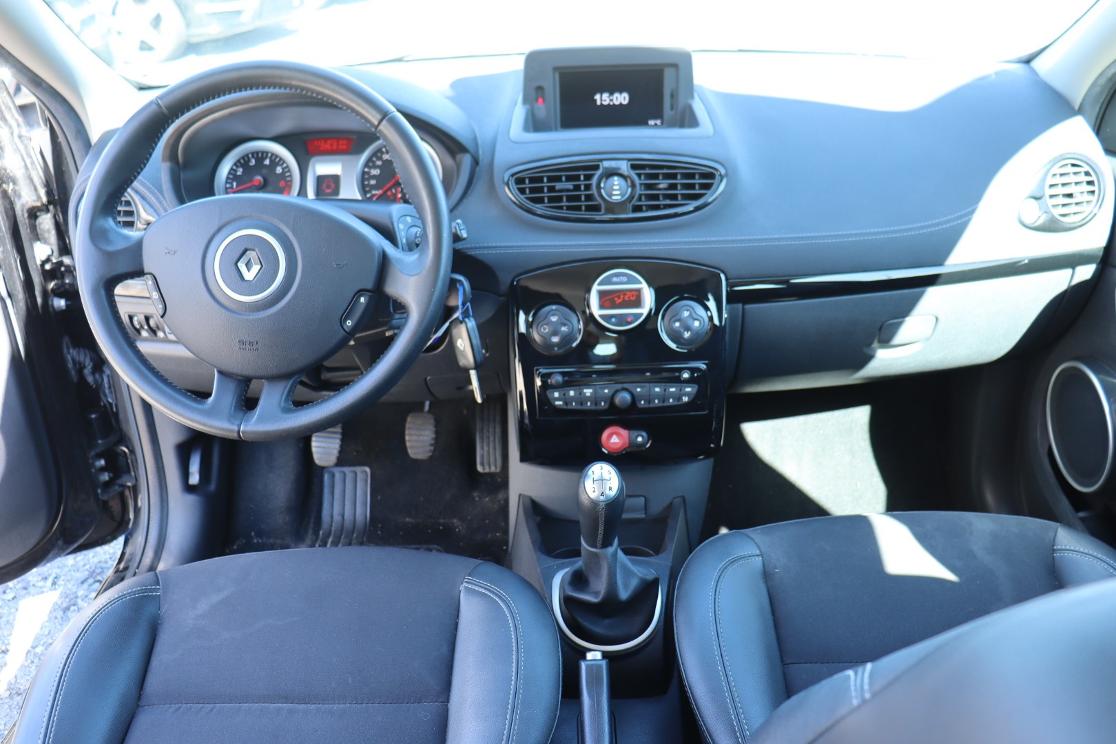 RENAULT Clio Grandtour 1.2 16V Turbo Night&Day • Expertise du jour-image-8