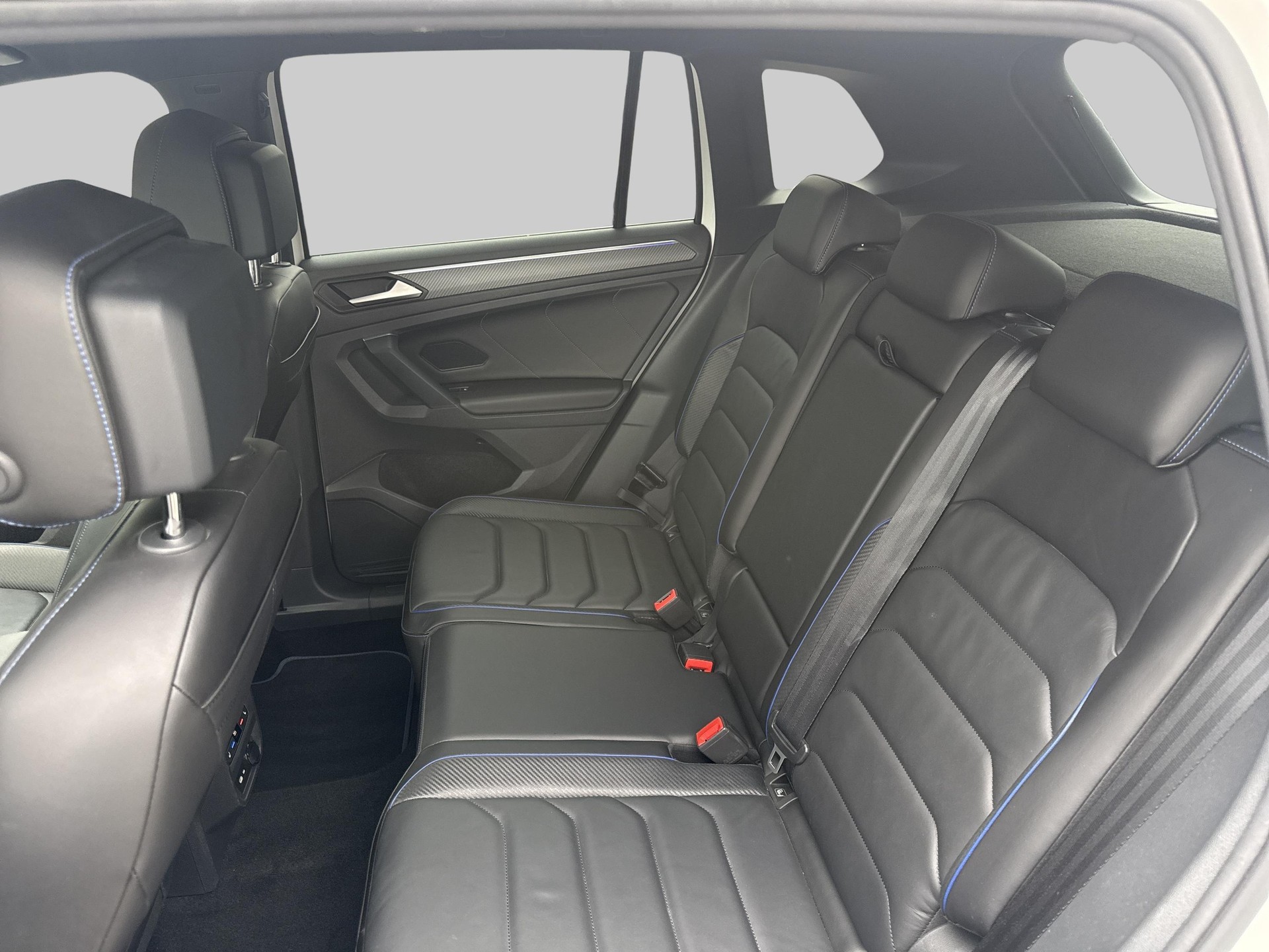 VW Tiguan 2.0TSI R 4Motion-image-17