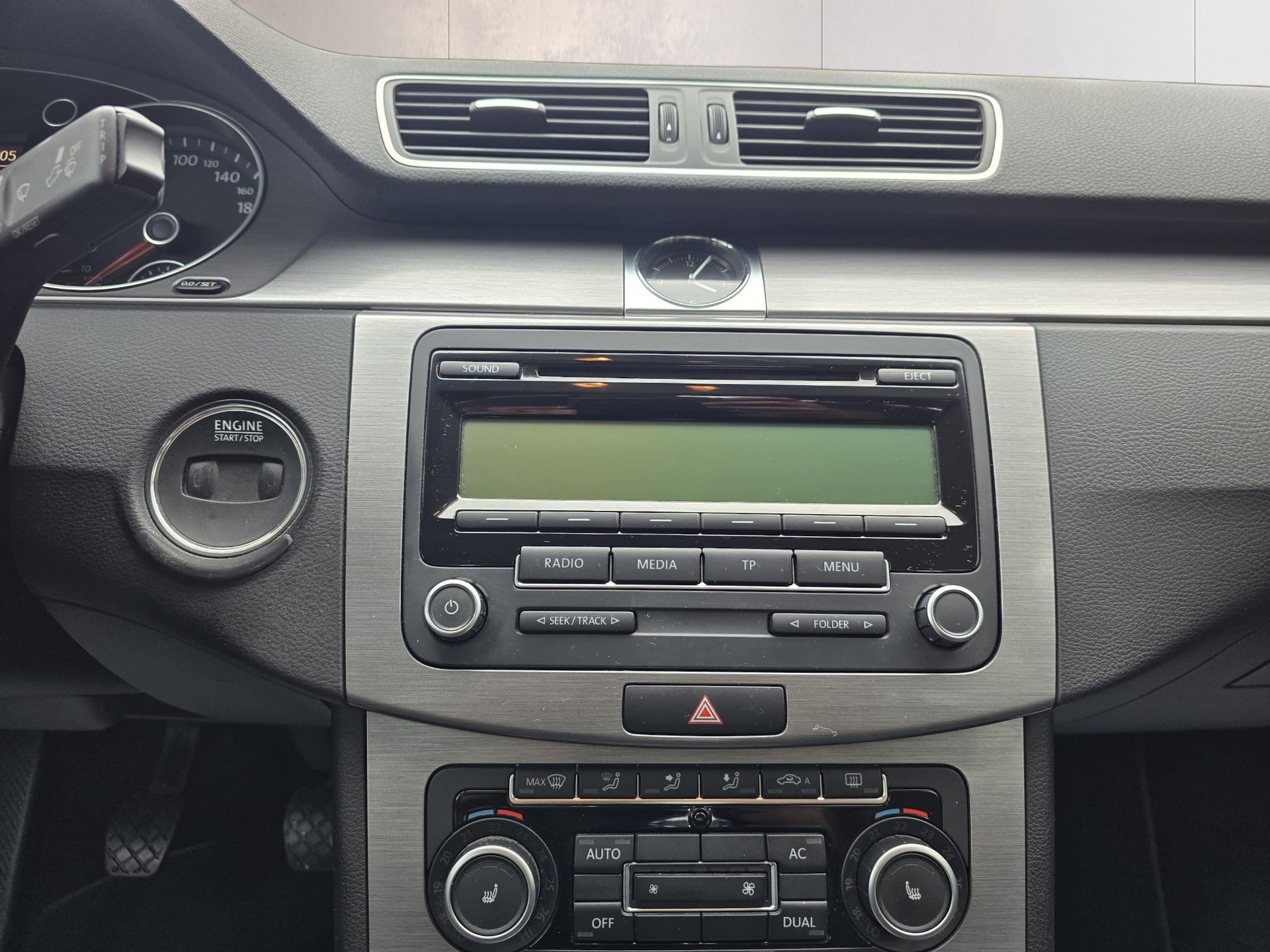VW Passat 2.0 TDI BlueMotion Technology Trendline-image-12