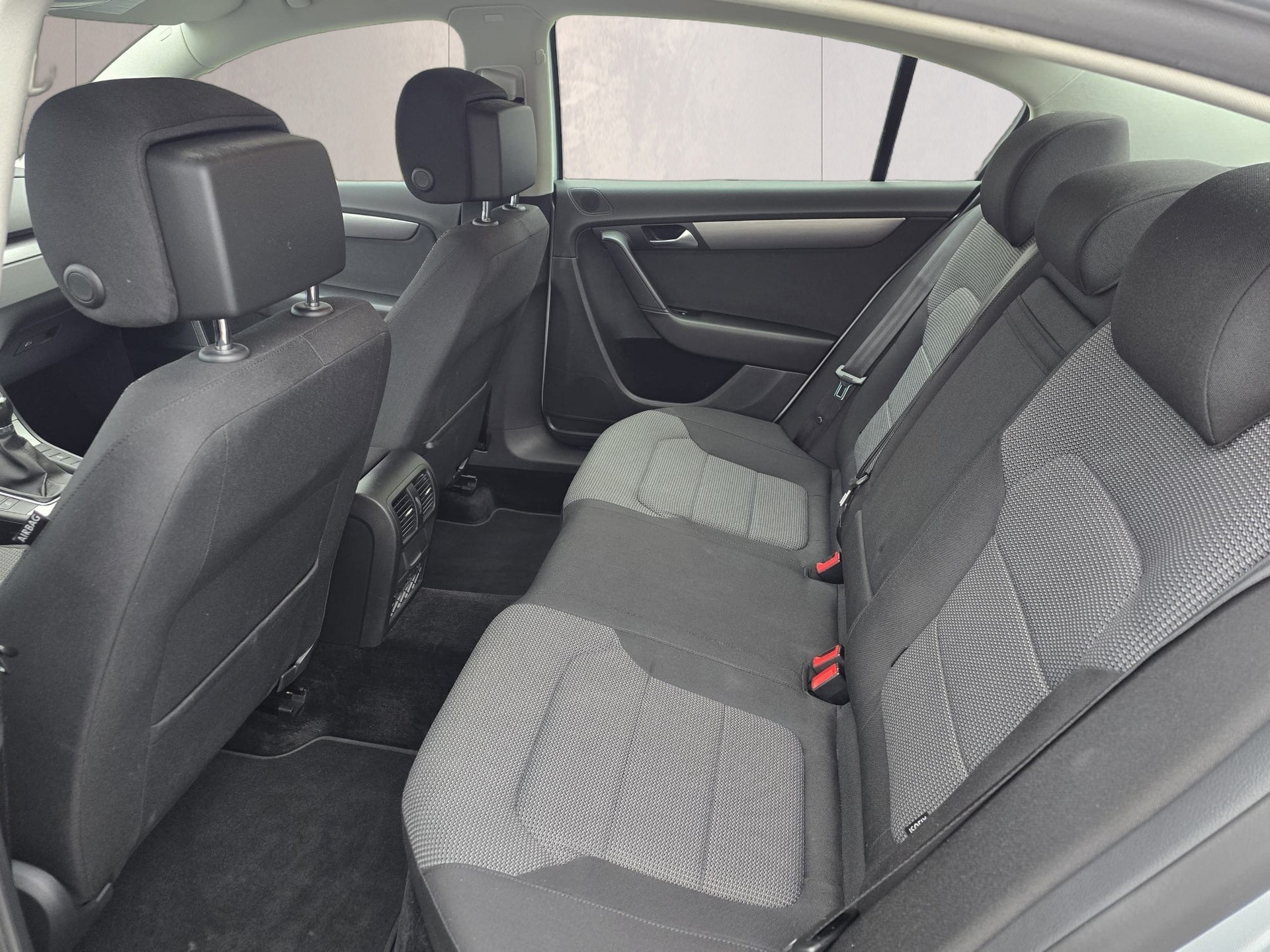 VW Passat 2.0 TDI BlueMotion Technology Trendline-image-16