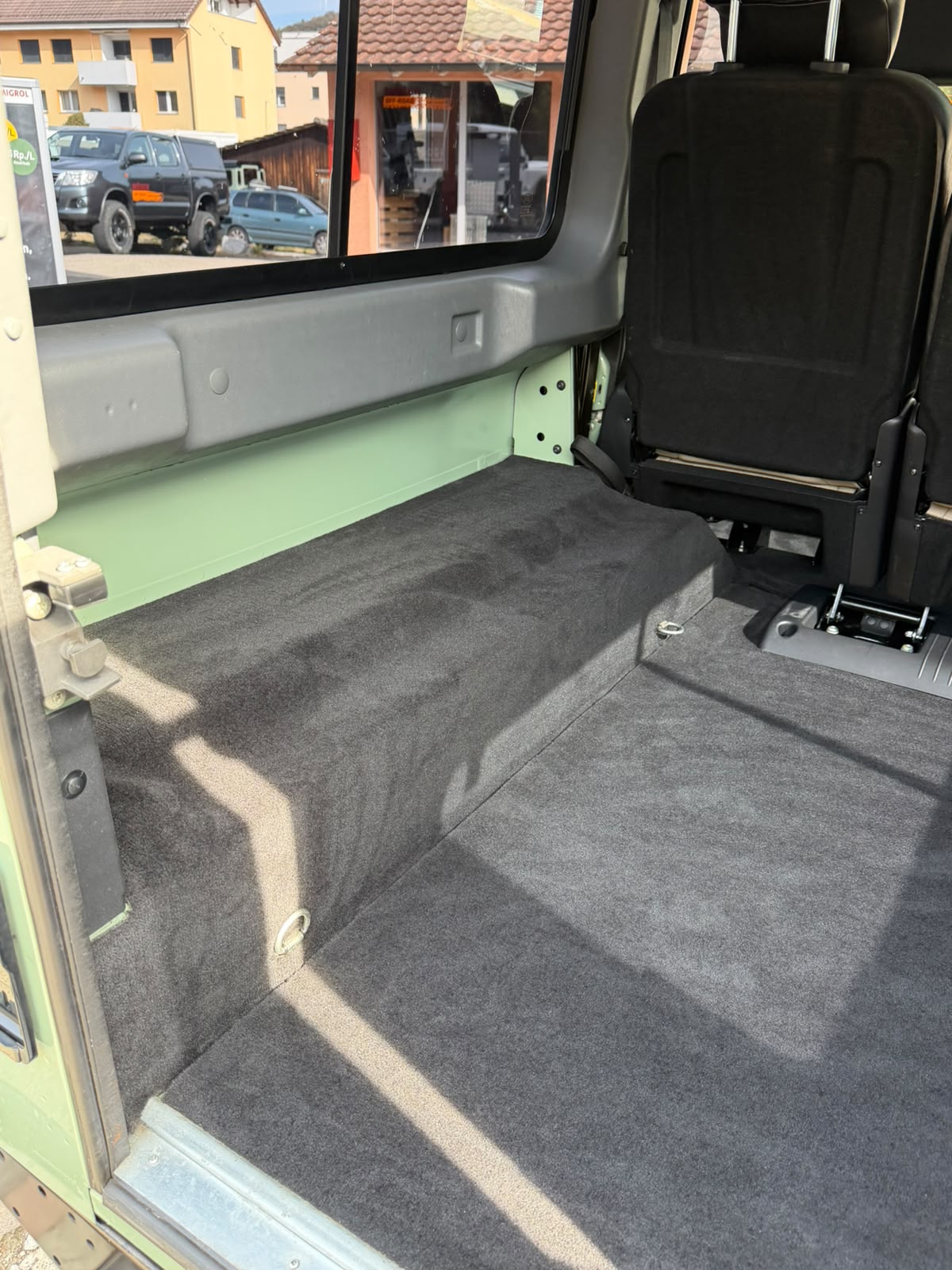 LAND ROVER Defender 110 2.2 TD4 Station Wagon Heritage-image-12