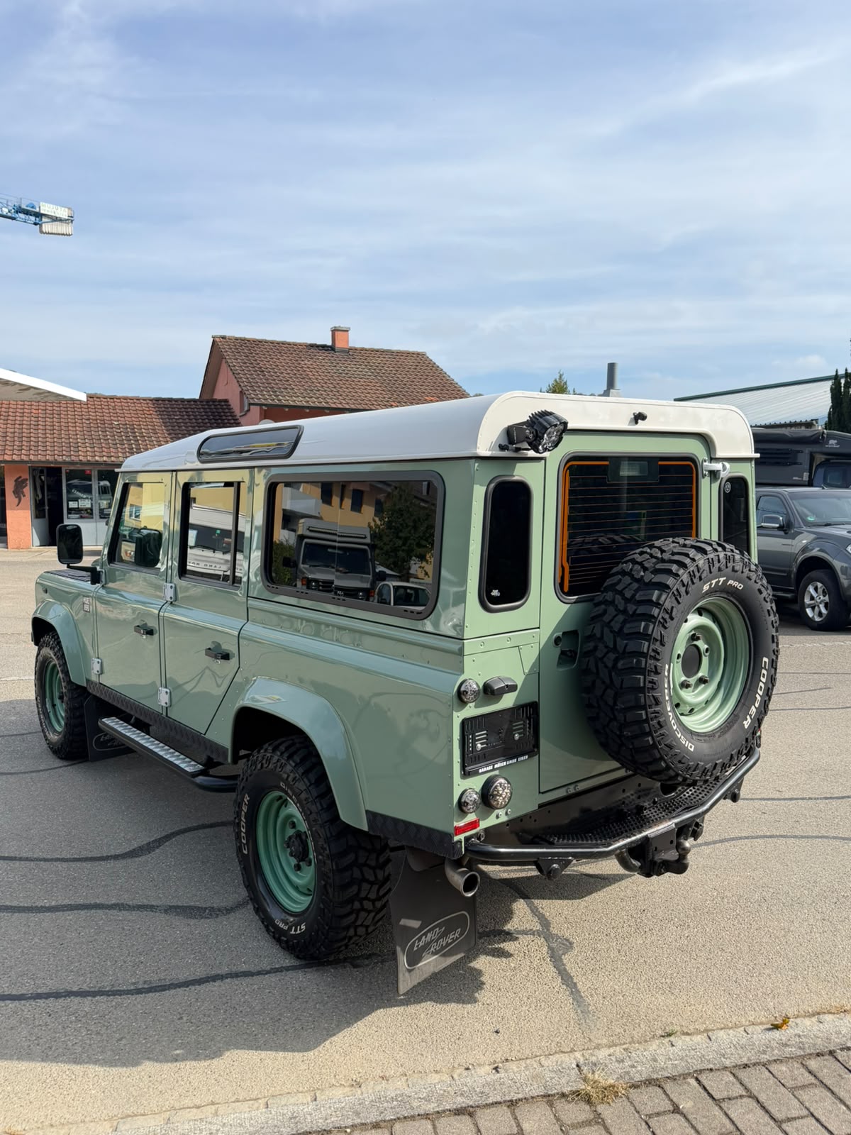 LAND ROVER Defender 110 2.2 TD4 Station Wagon Heritage-image-2