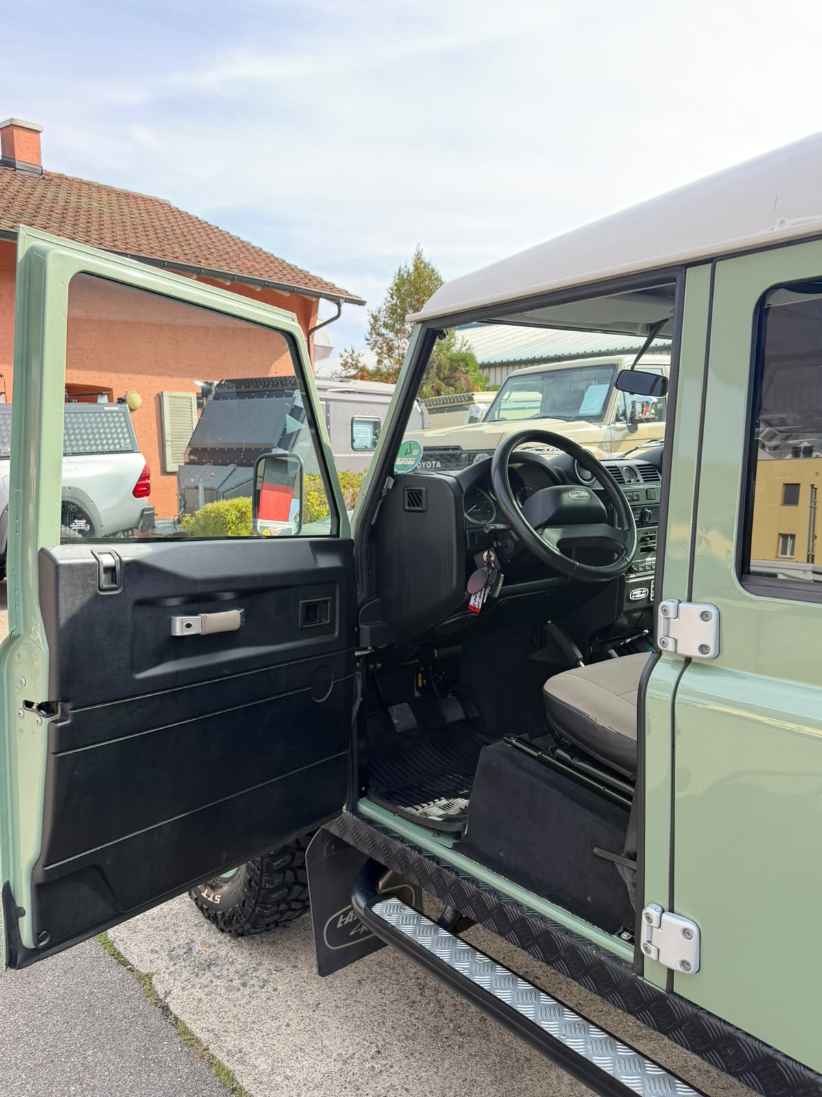LAND ROVER Defender 110 2.2 TD4 Station Wagon Heritage-image-7