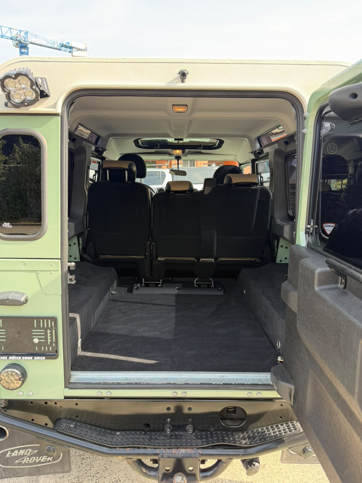 LAND ROVER Defender 110 2.2 TD4 Station Wagon Heritage-image-11