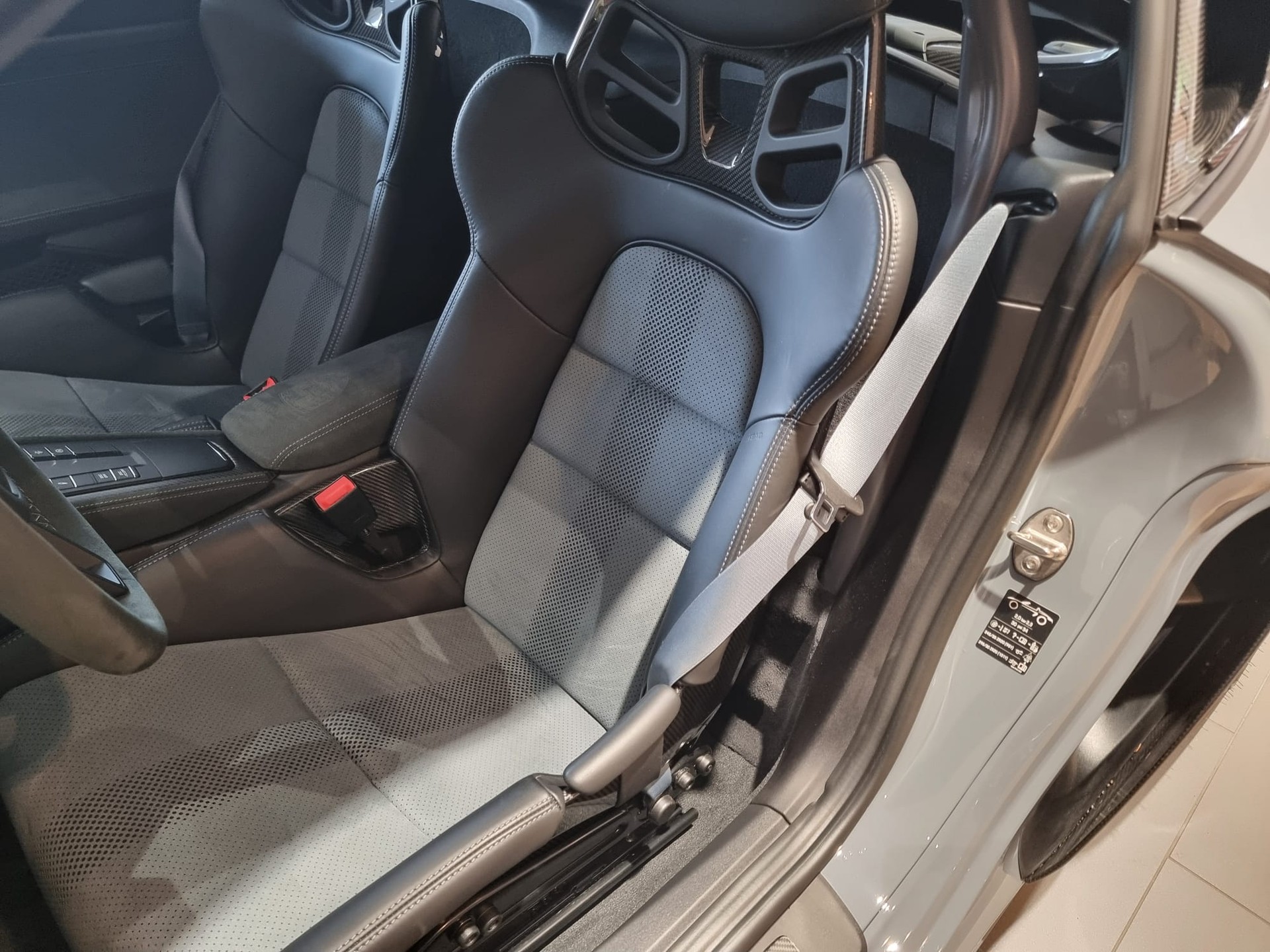 PORSCHE 718 Cayman GT4 RS Weissach-image-7