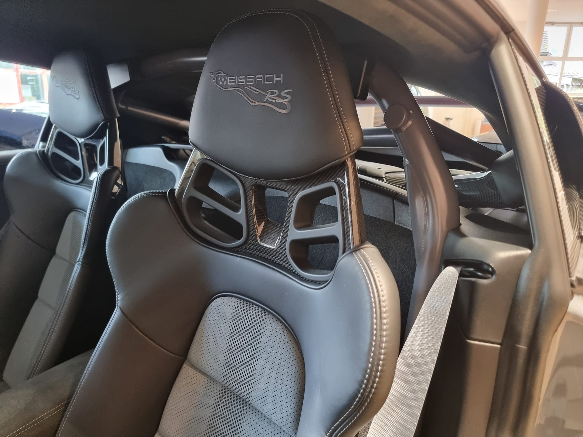PORSCHE 718 Cayman GT4 RS Weissach-image-9