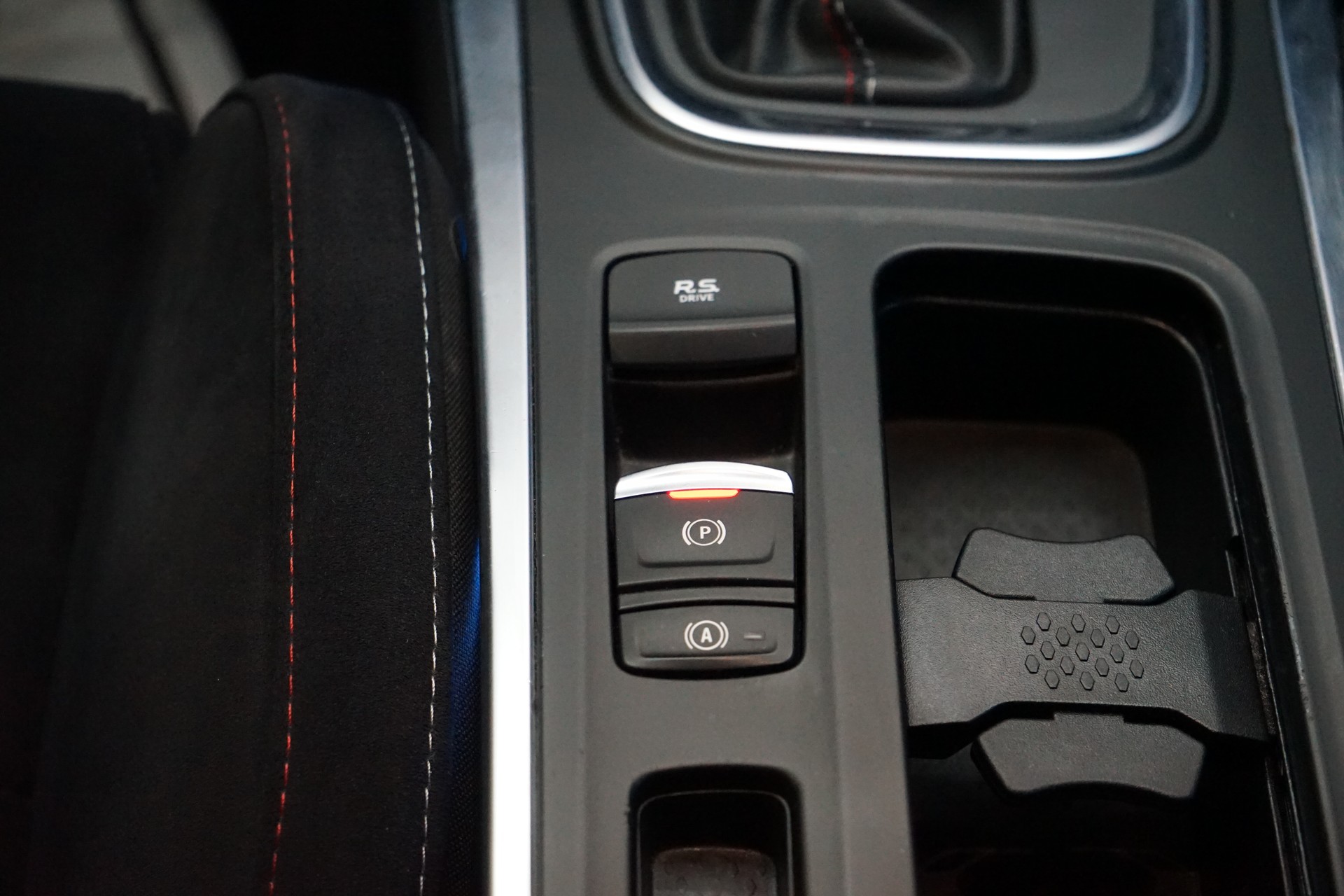 RENAULT Mégane R.S. 300 EDC-image-12