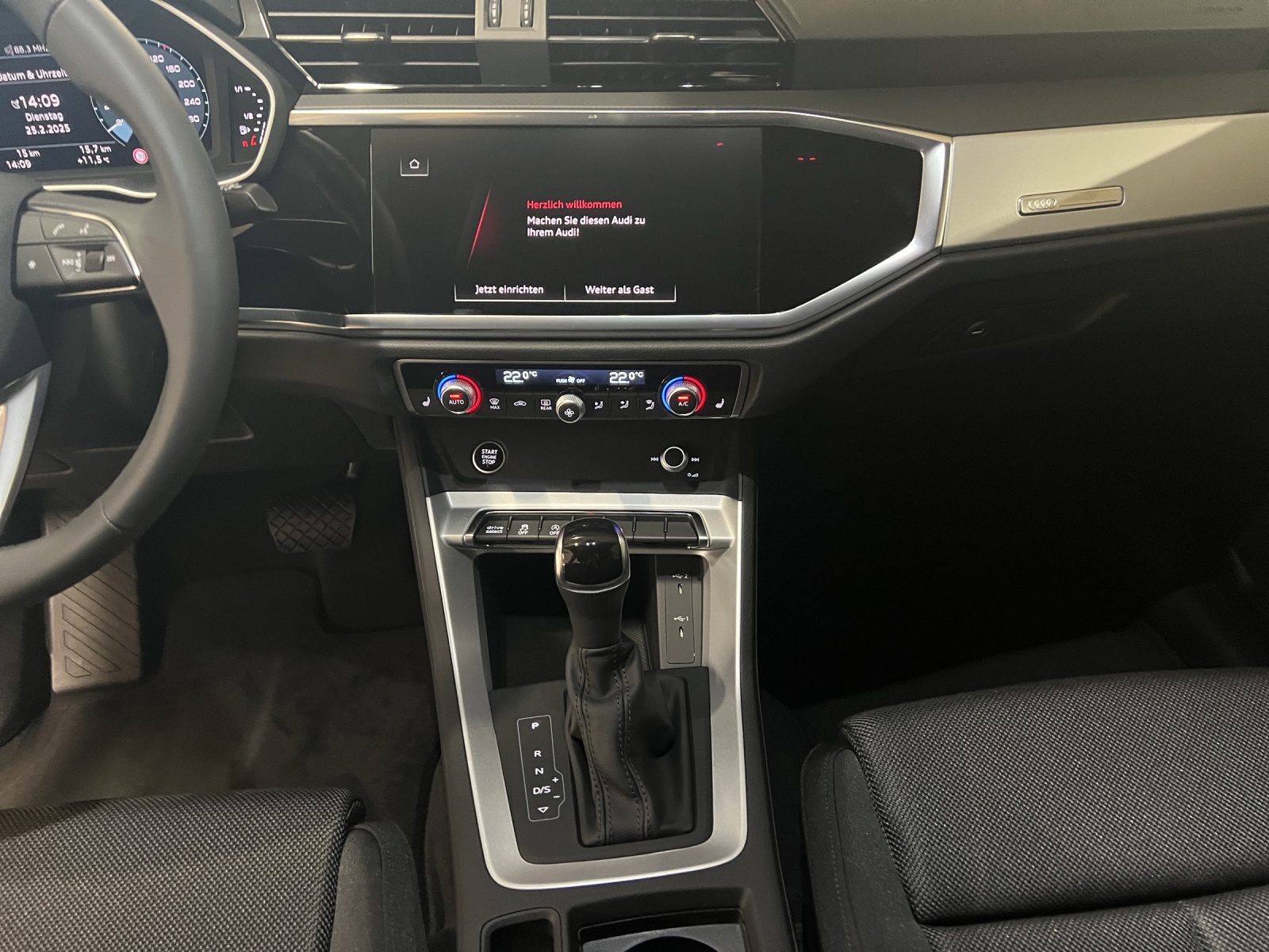 AUDI Q3 35 TFSI Attraction S-tronic-image-10