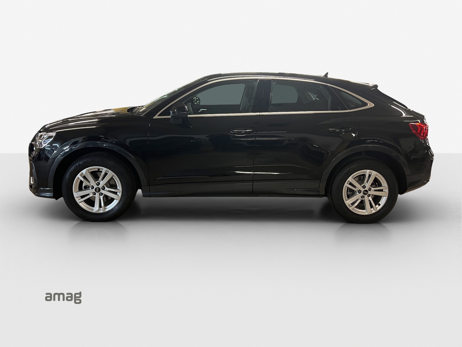 AUDI Q3 35 TFSI Attraction S-tronic-image-1