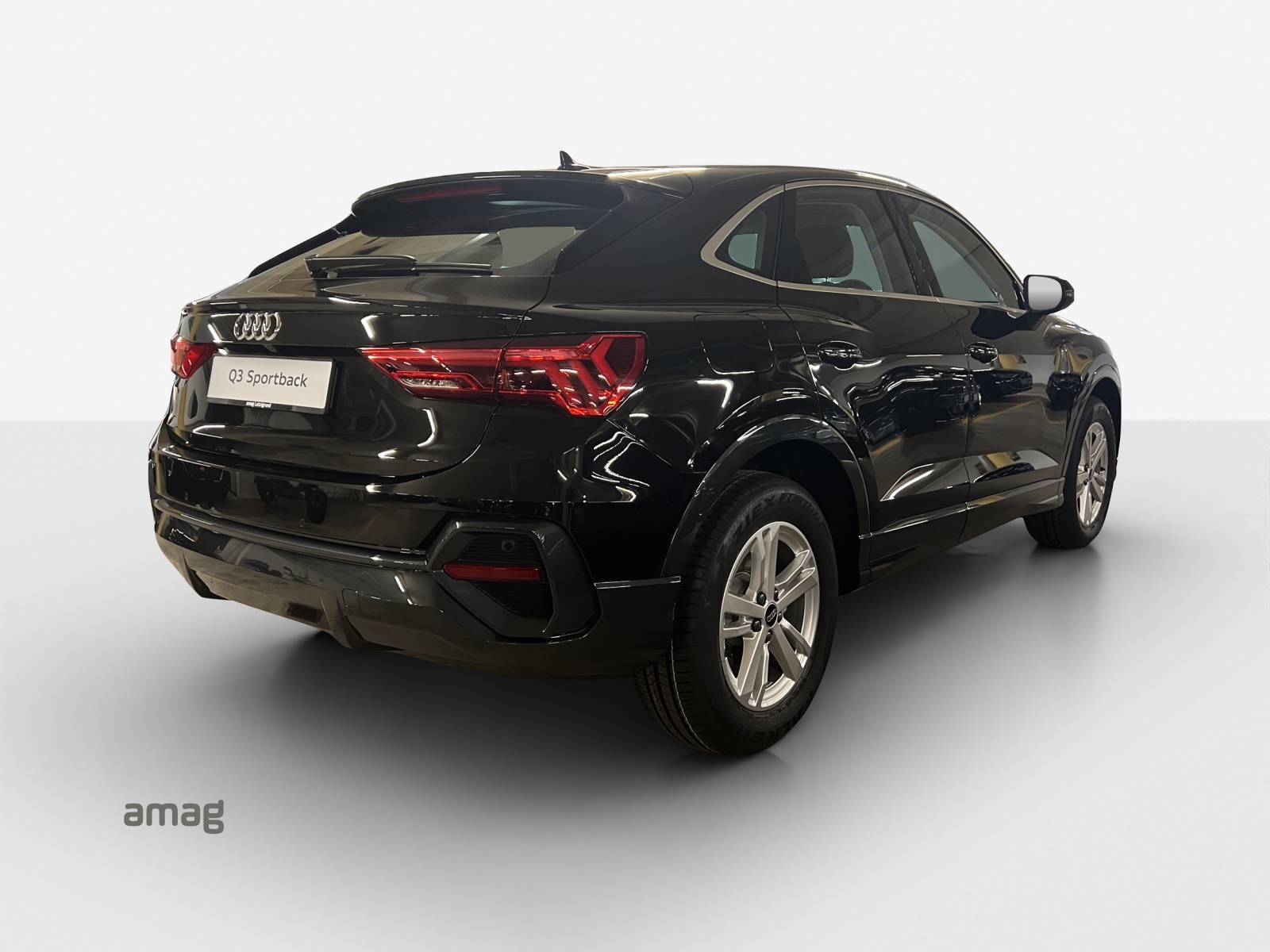 AUDI Q3 35 TFSI Attraction S-tronic-image-4