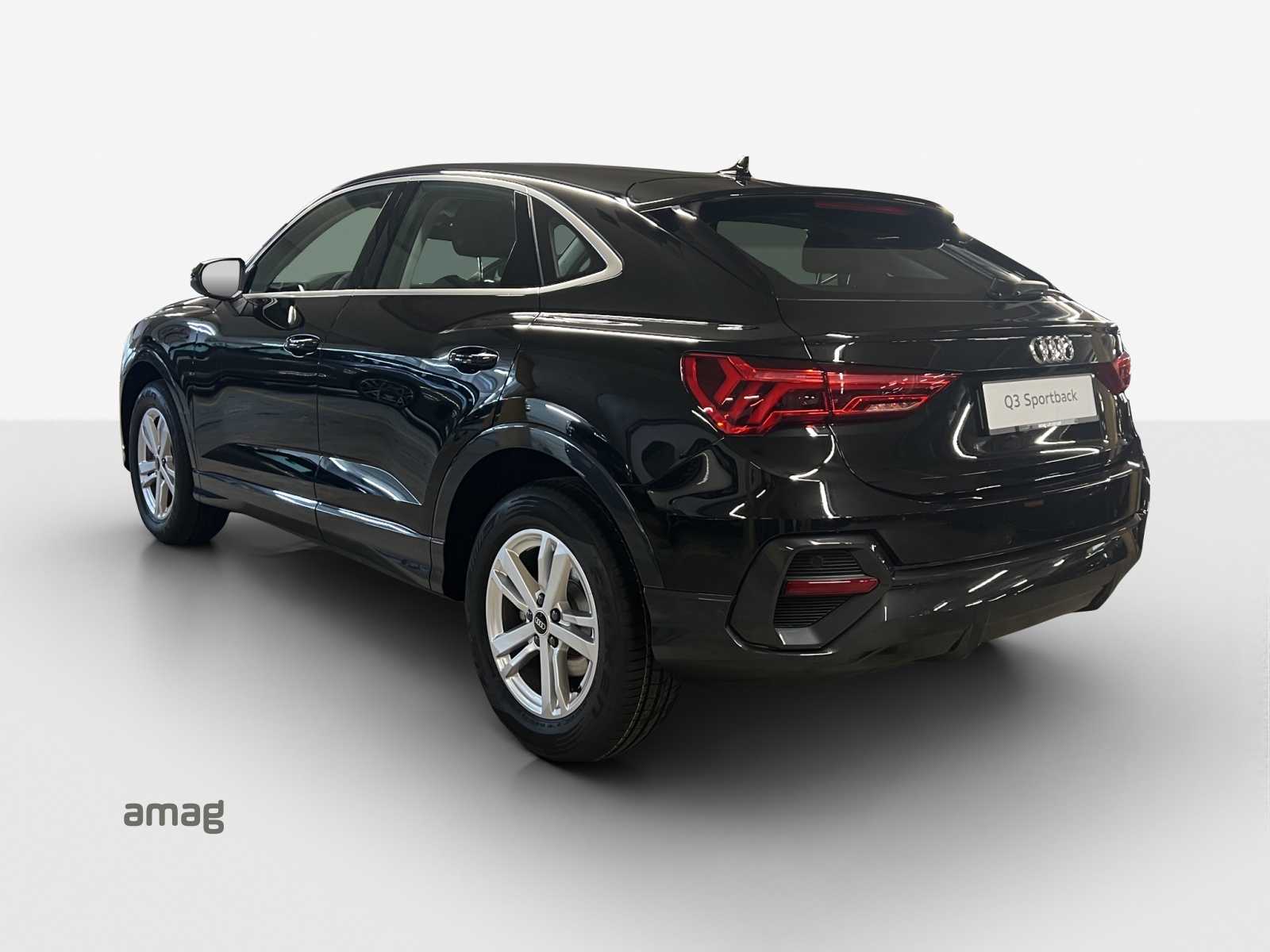AUDI Q3 35 TFSI Attraction S-tronic-image-2