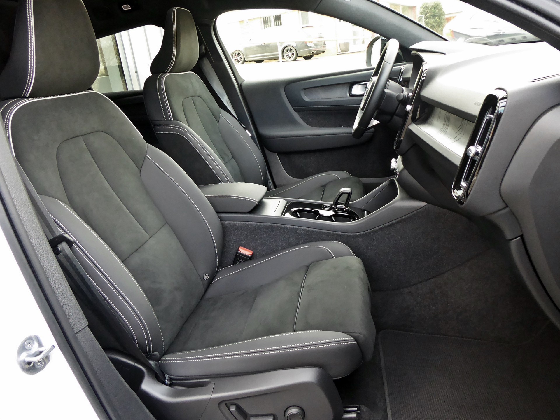 VOLVO C40 Recharge P8 Twin AWD Pure Electric Ultimate-image-4