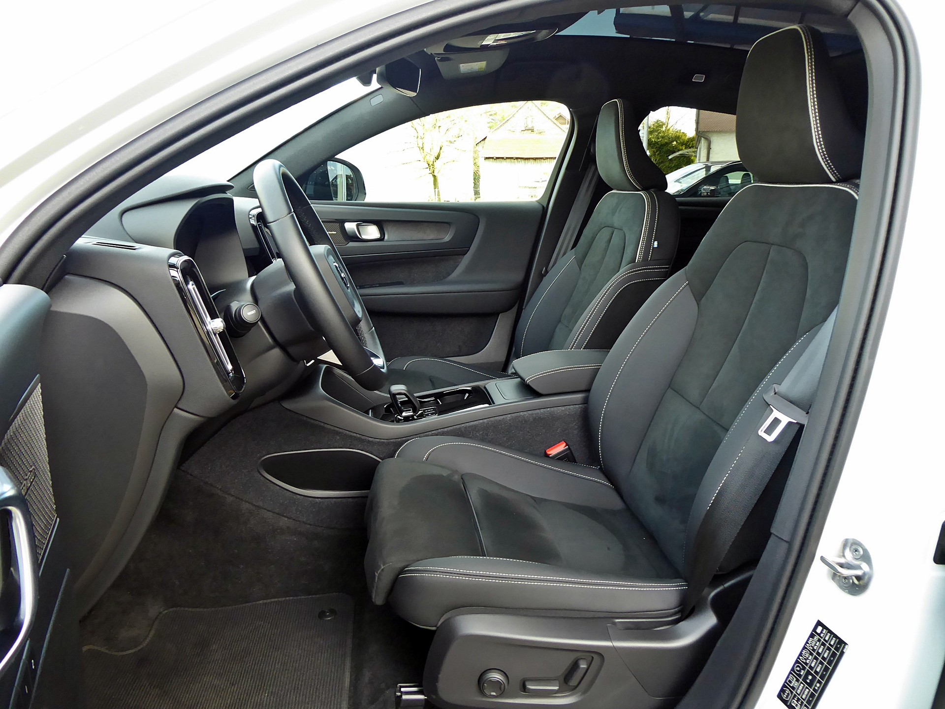 VOLVO C40 Recharge P8 Twin AWD Pure Electric Ultimate-image-8
