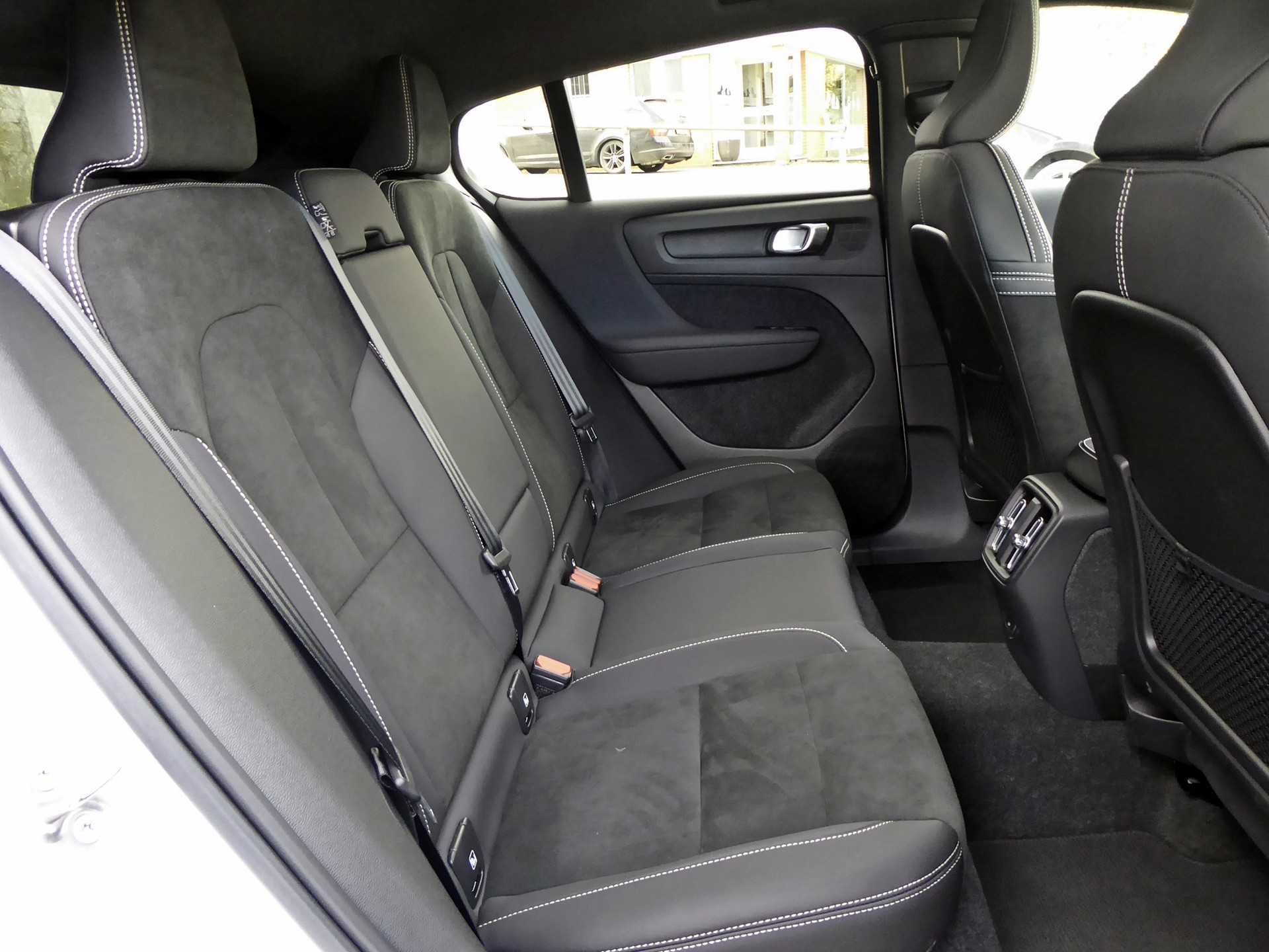 VOLVO C40 Recharge P8 Twin AWD Pure Electric Ultimate-image-5
