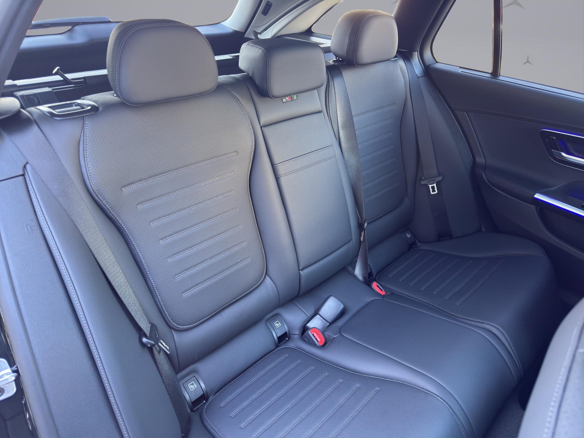 MERCEDES-BENZ C 220 d Swiss Star AMG Line 4matic Kombi-image-15