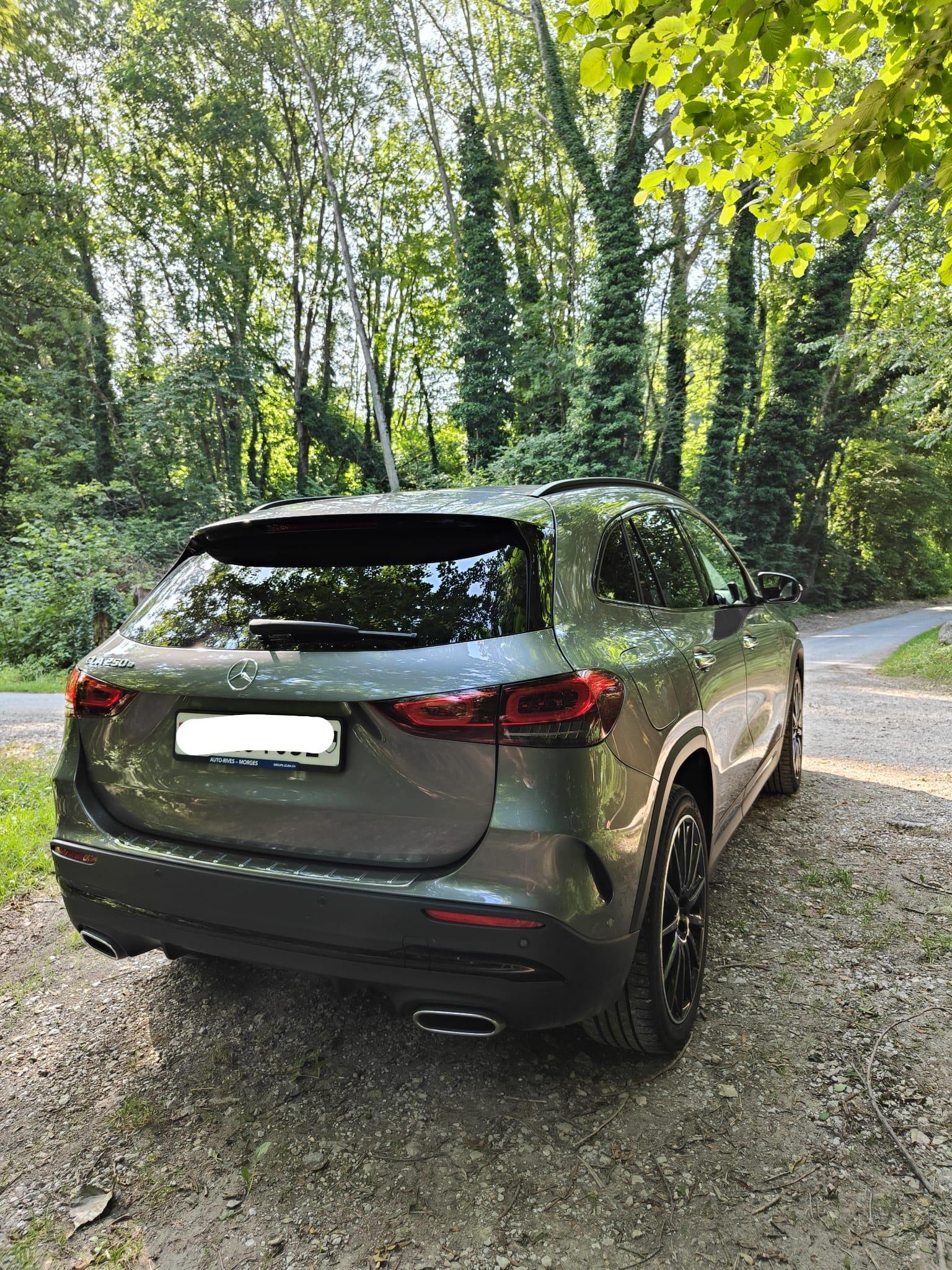 MERCEDES-BENZ GLA 250 e AMG Line-image-12