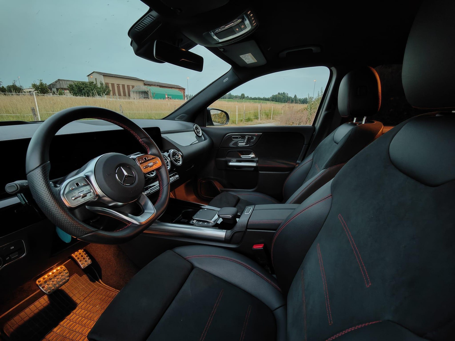 MERCEDES-BENZ GLA 250 e AMG Line-image-4