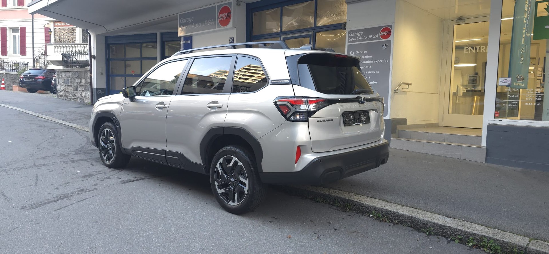 SUBARU Forester 2.0i e-Boxer Swiss Plus Lineartronic-image-3