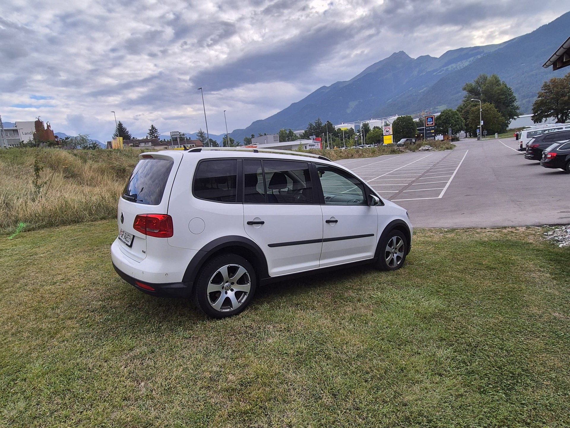 VW CrossTouran 1.6 TDI-image-1