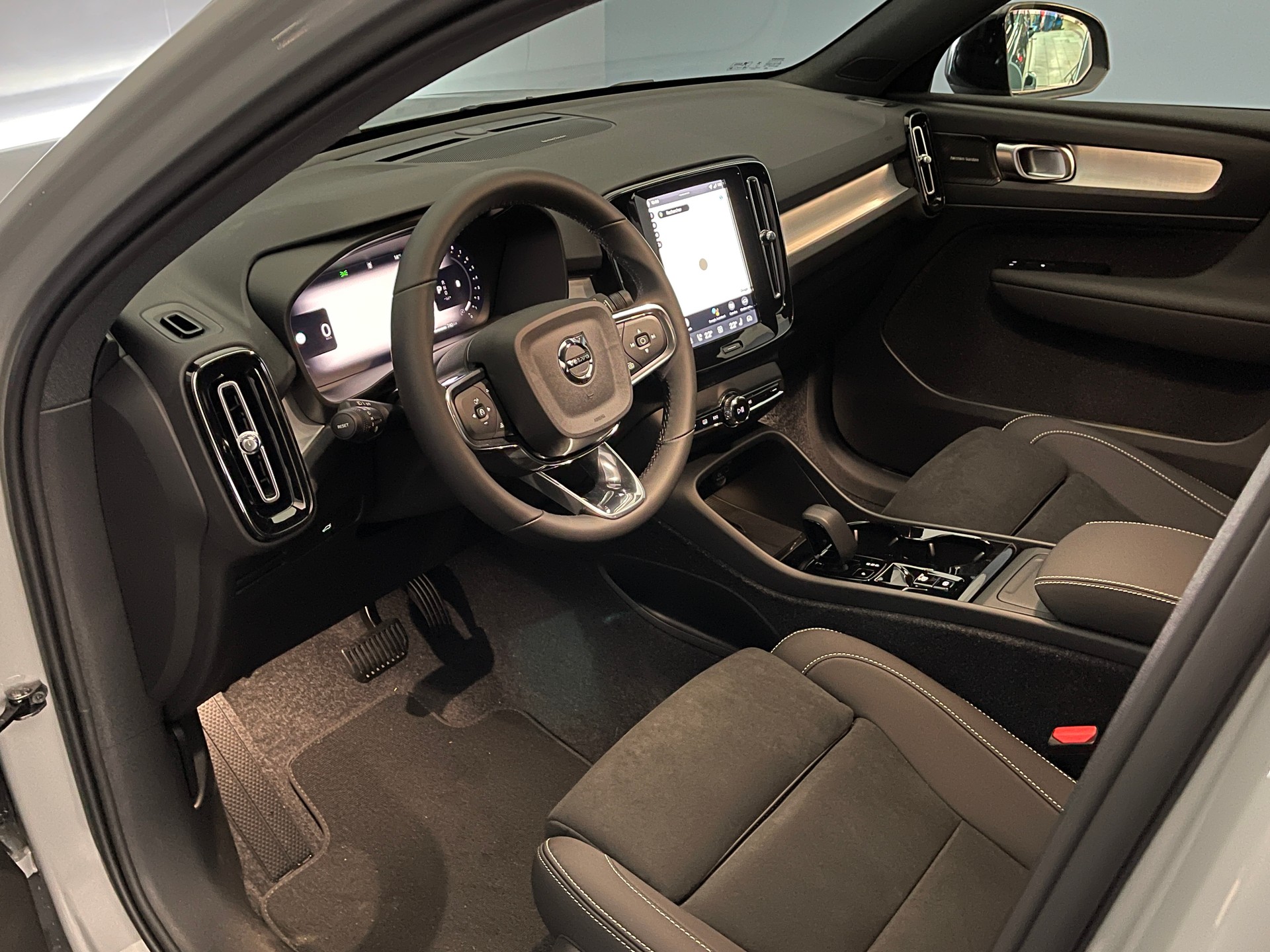 VOLVO XC40 2.0 B4 MH Ultra Dark-image-12