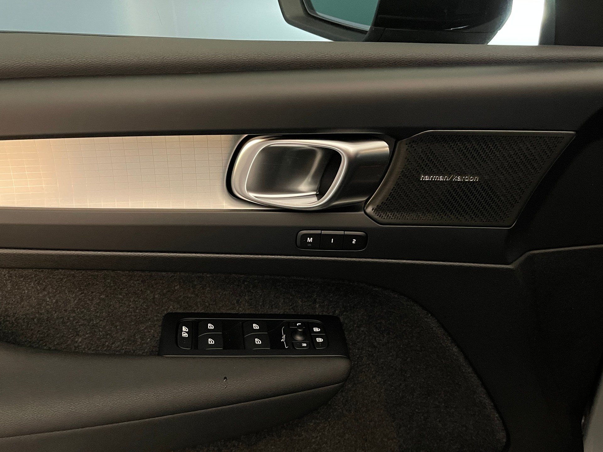 VOLVO XC40 2.0 B4 MH Ultra Dark-image-13