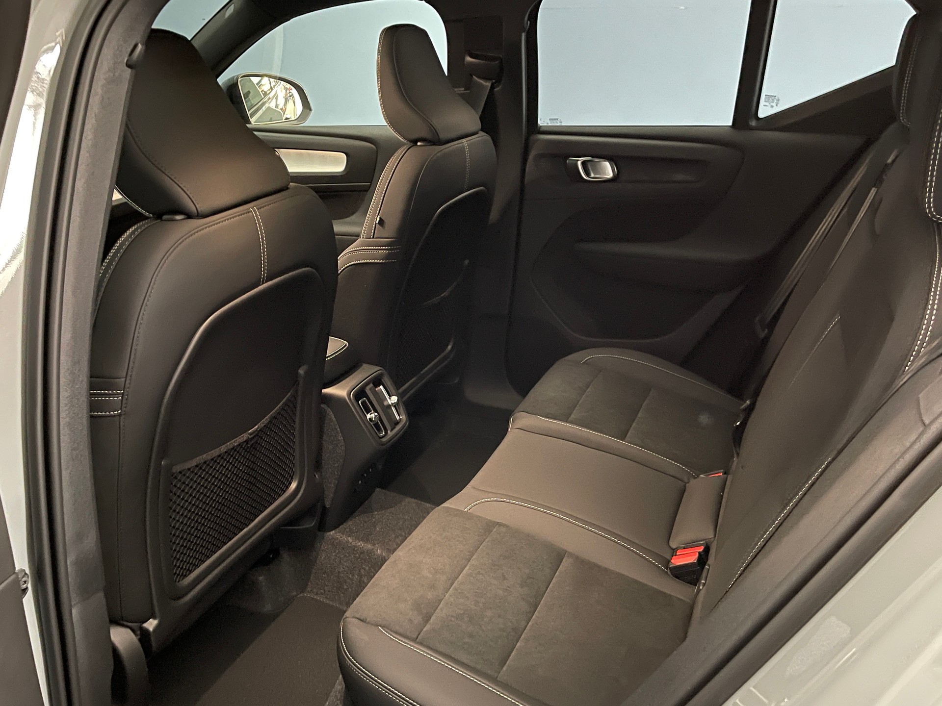 VOLVO XC40 2.0 B4 MH Ultra Dark-image-9