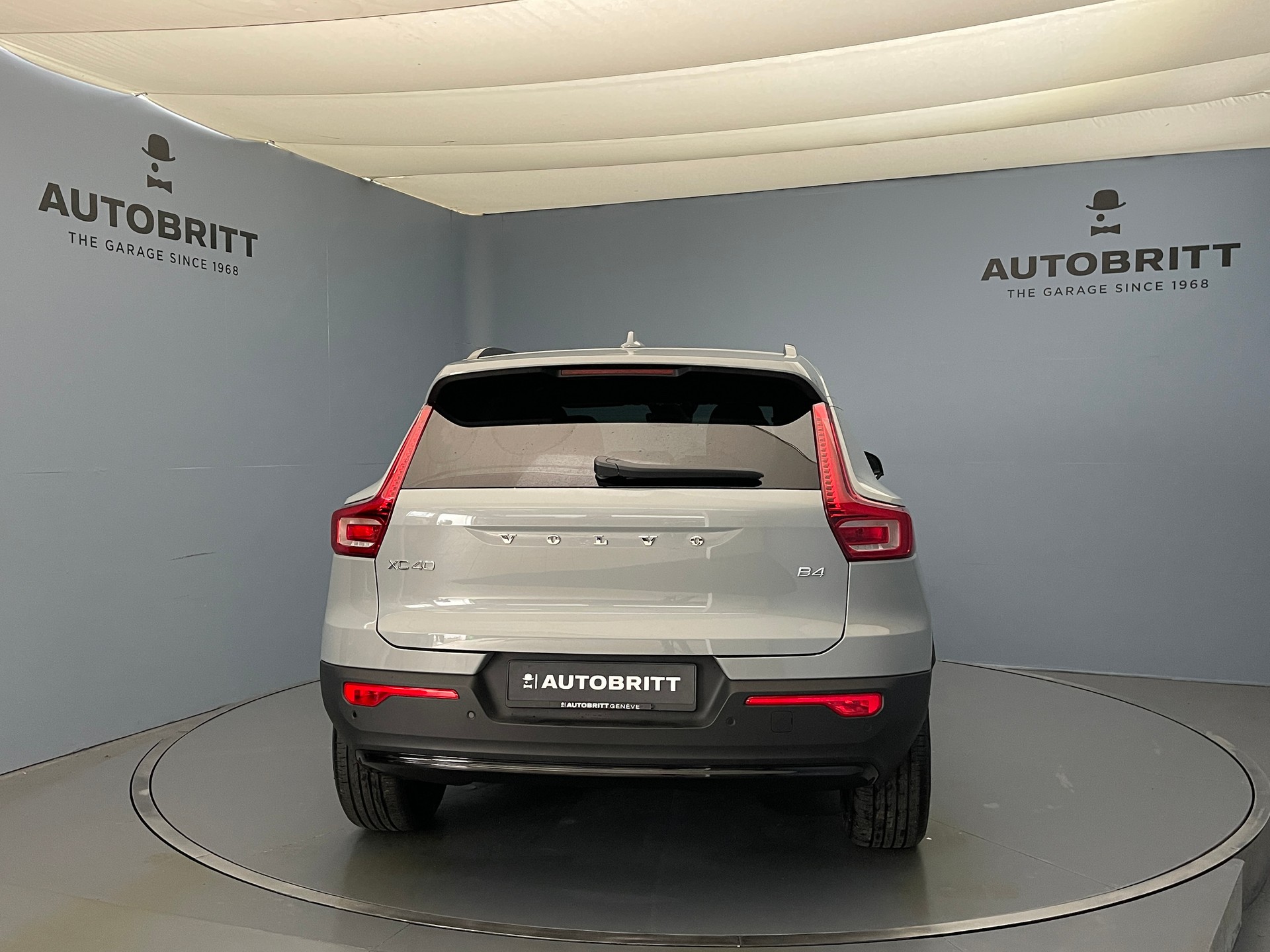 VOLVO XC40 2.0 B4 MH Ultra Dark-image-2