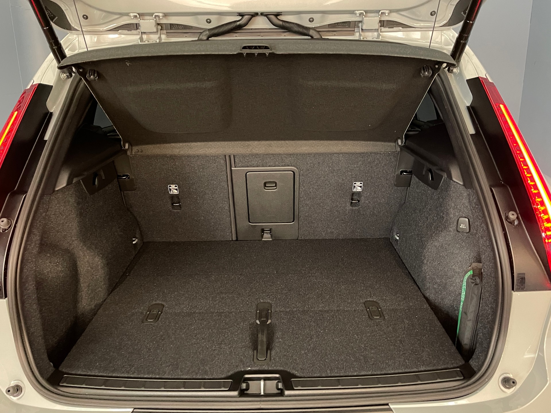 VOLVO XC40 2.0 B4 MH Ultra Dark-image-6