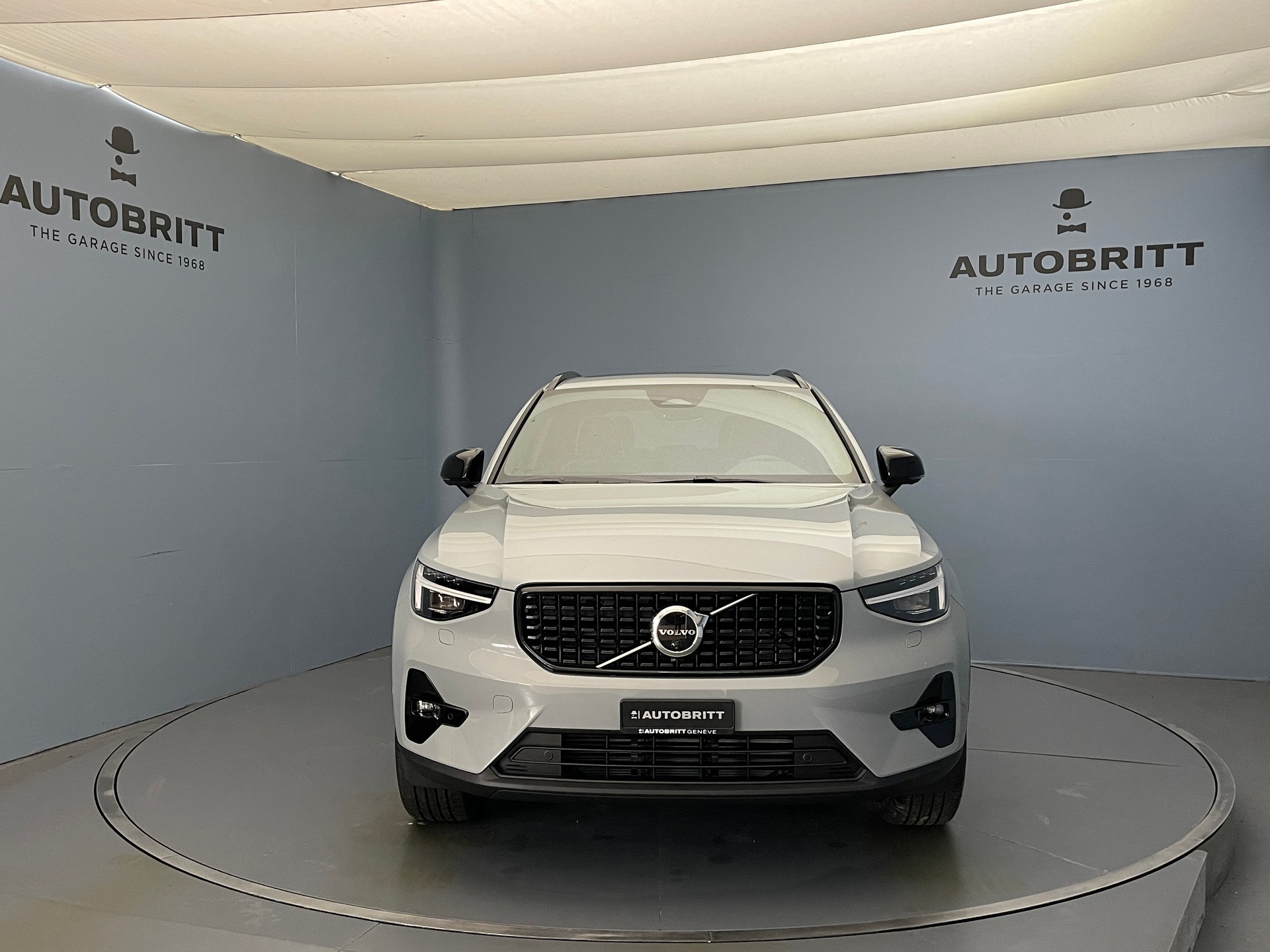 VOLVO XC40 2.0 B4 MH Ultra Dark-image-1