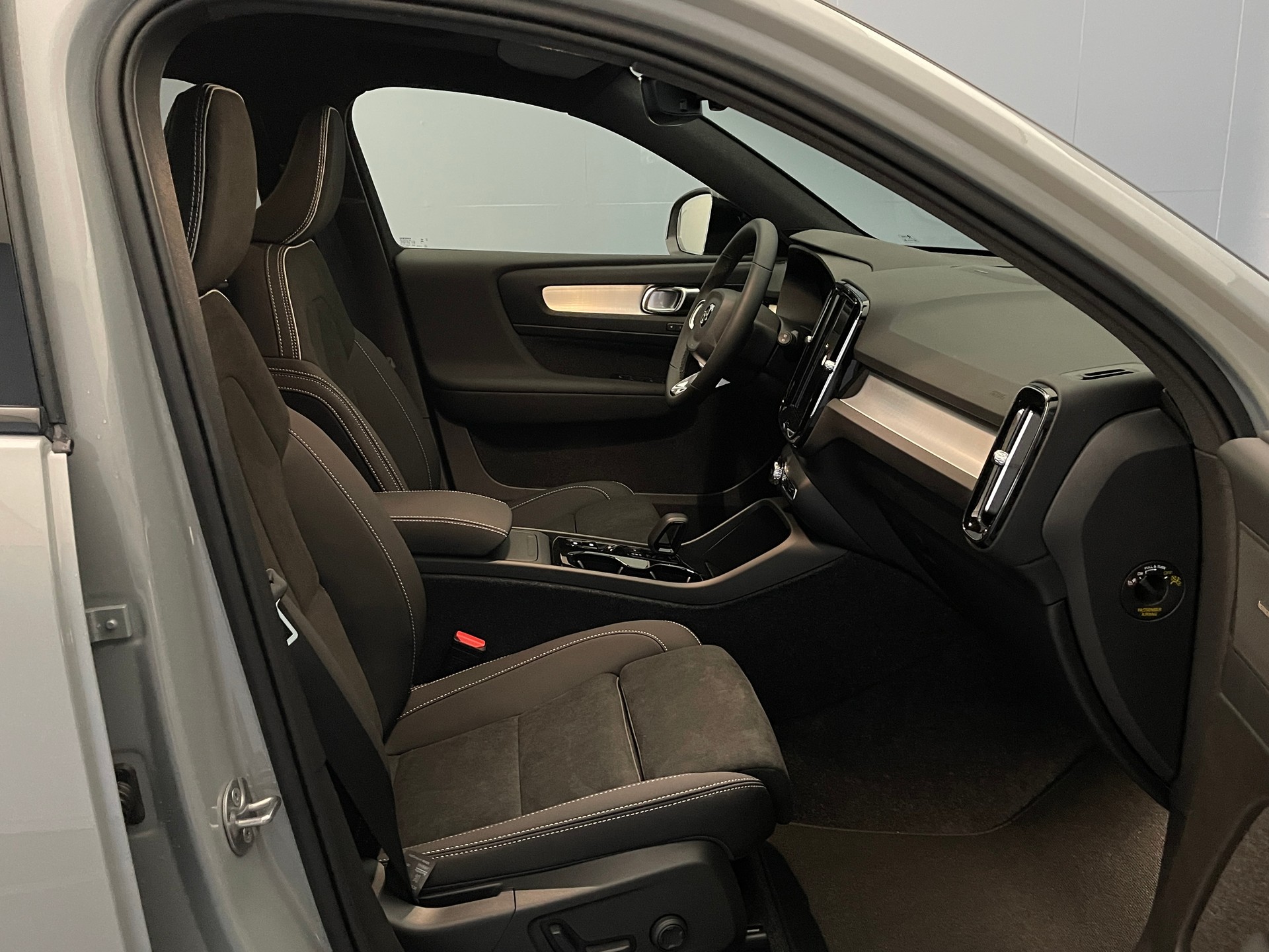 VOLVO XC40 2.0 B4 MH Ultra Dark-image-7