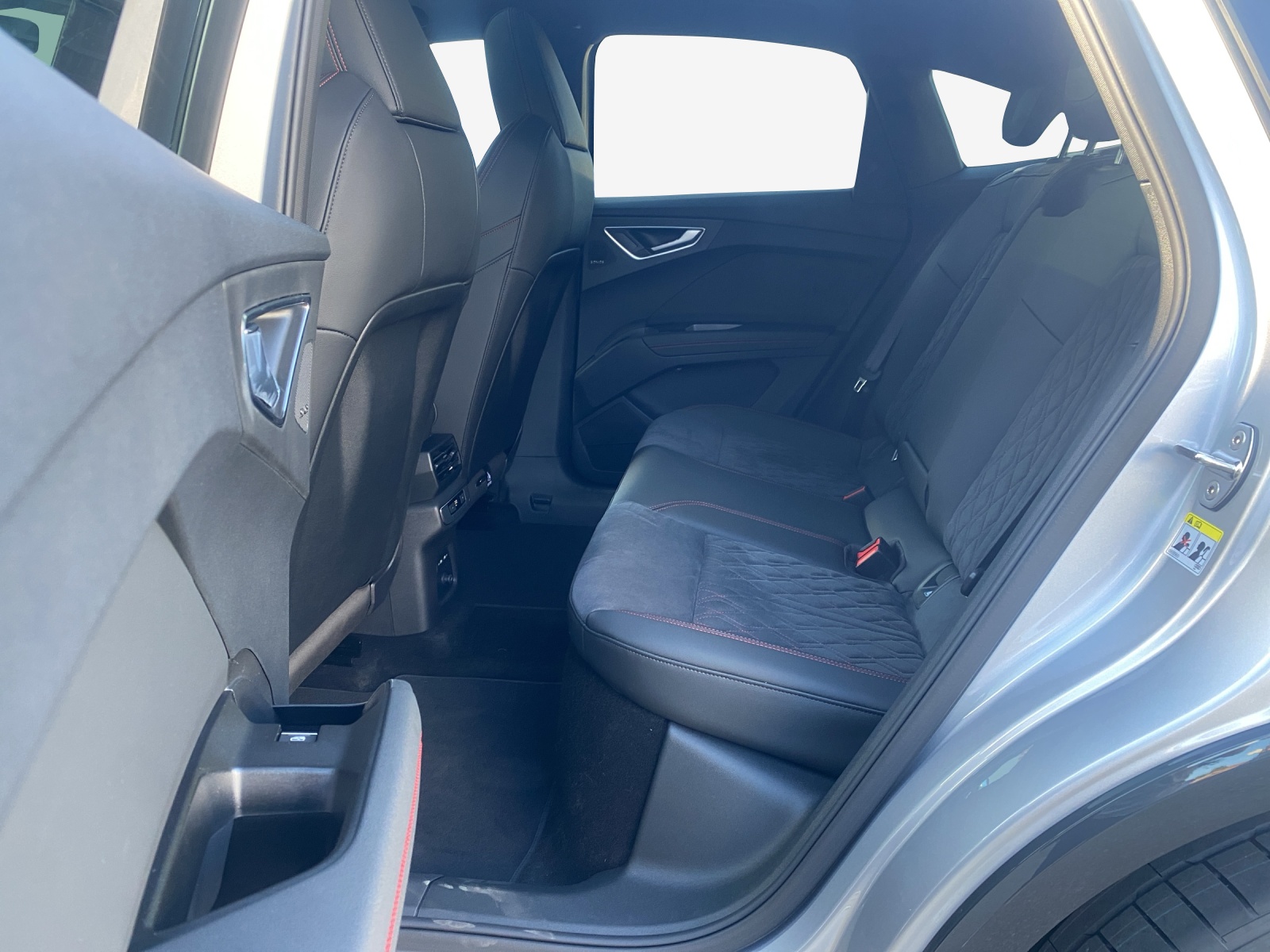 AUDI Q4 Sportback e-tron 45 Edition Swiss Ski quattro-image-11