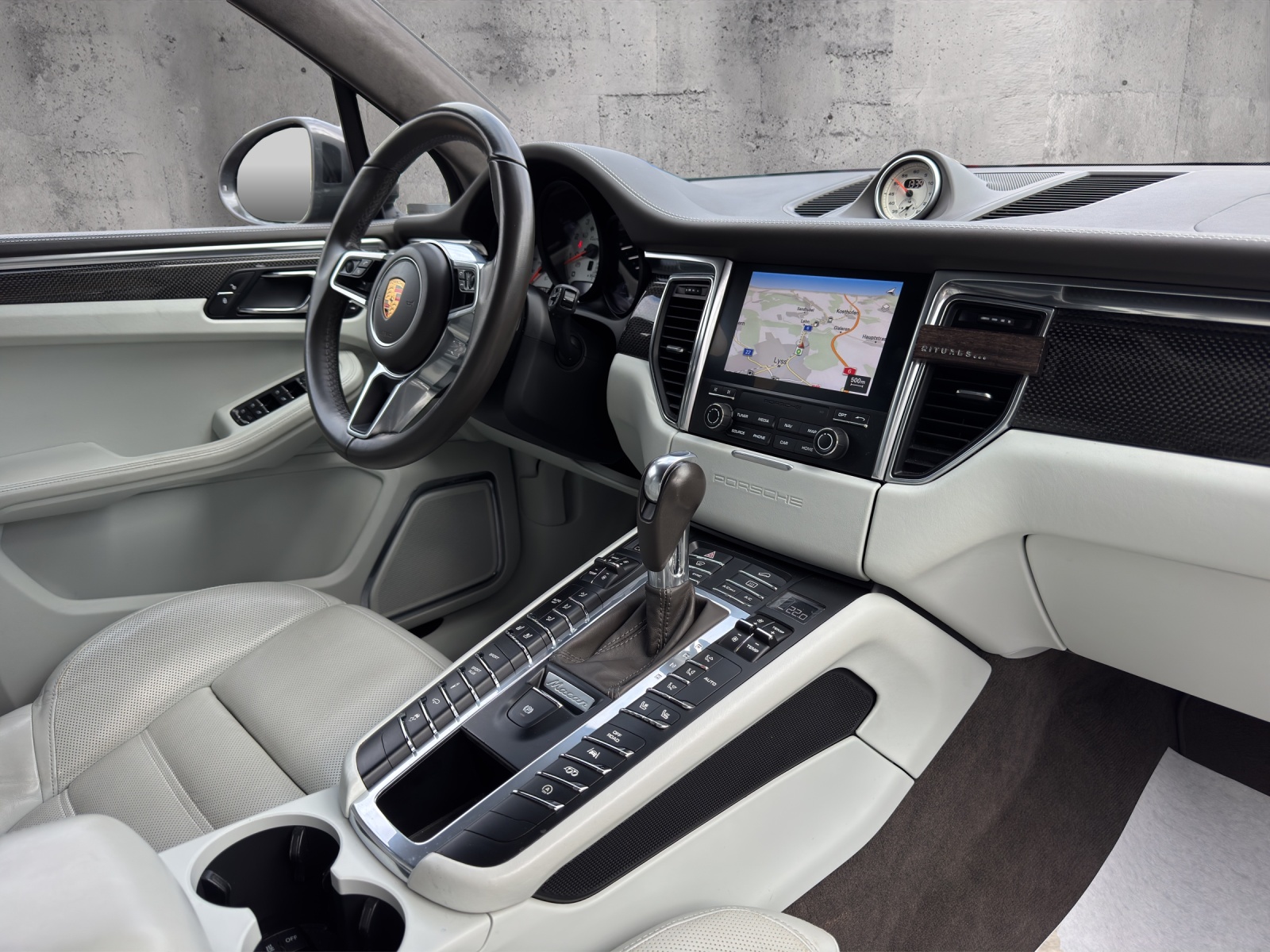 PORSCHE Macan Turbo Performance PDK-image-12