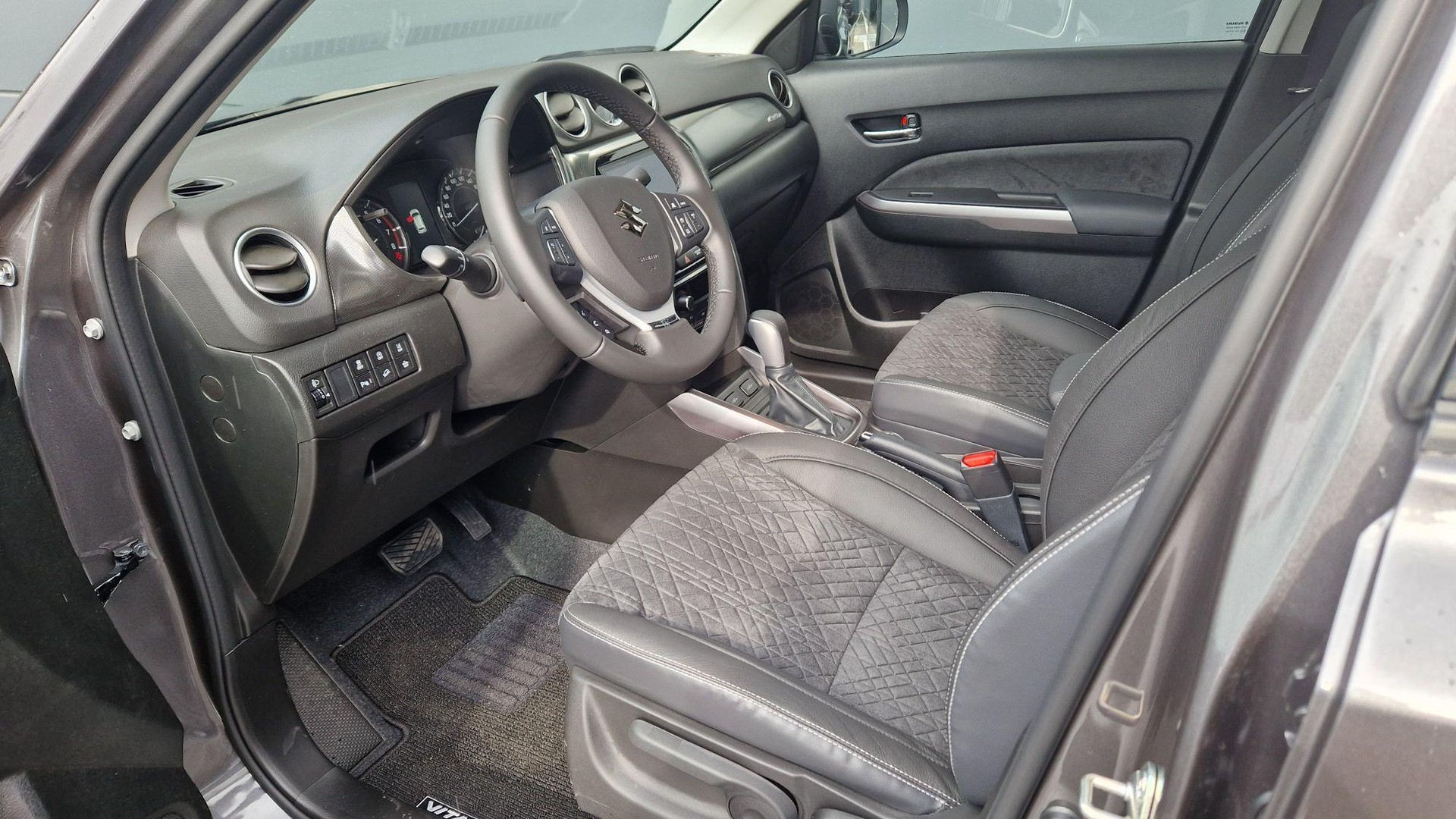 SUZUKI Vitara 1.4 T Sakura Top Hybrid 4x4-image-10