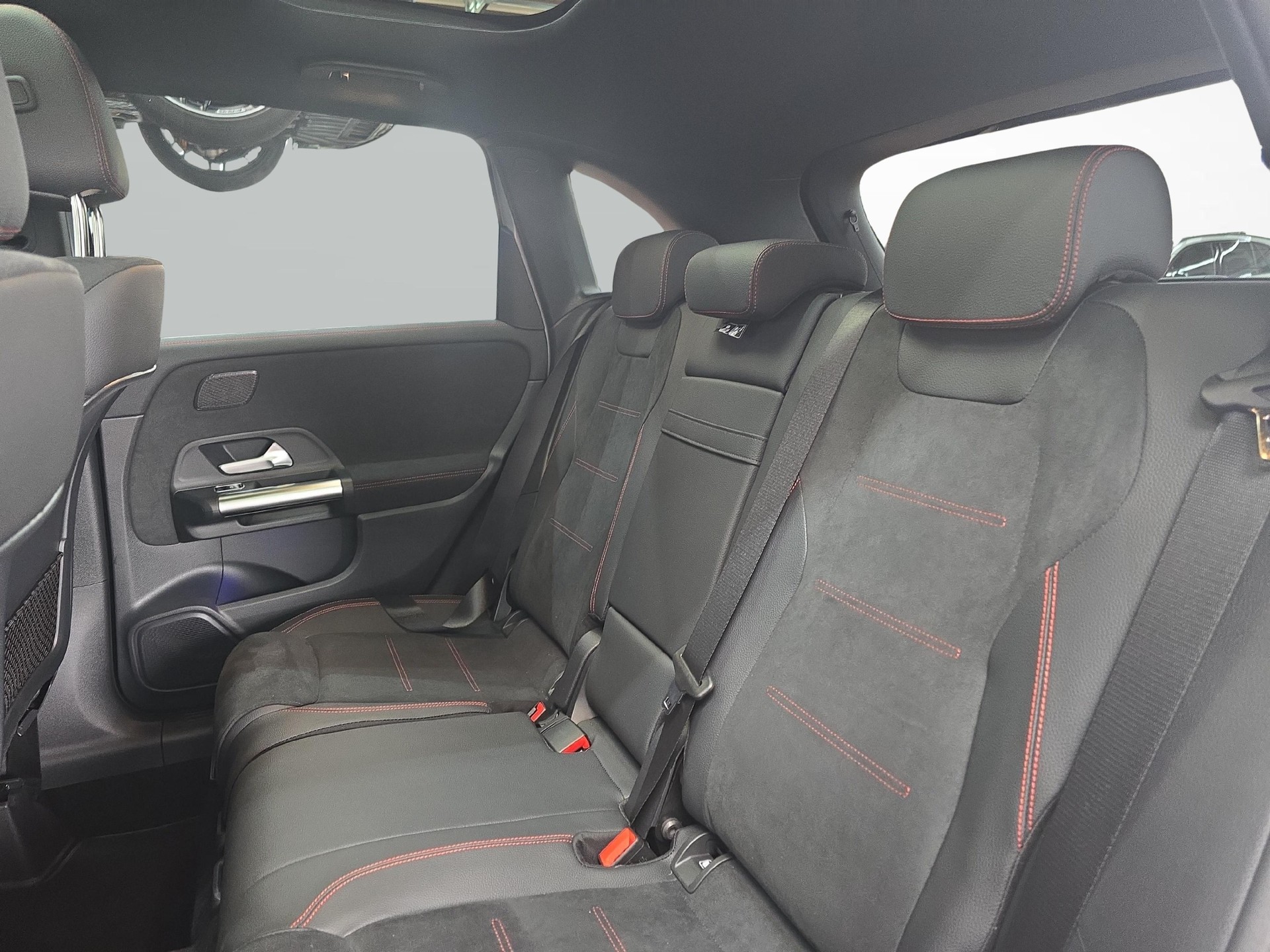 MERCEDES-BENZ B 250 e EQ Star AMG Line-image-7