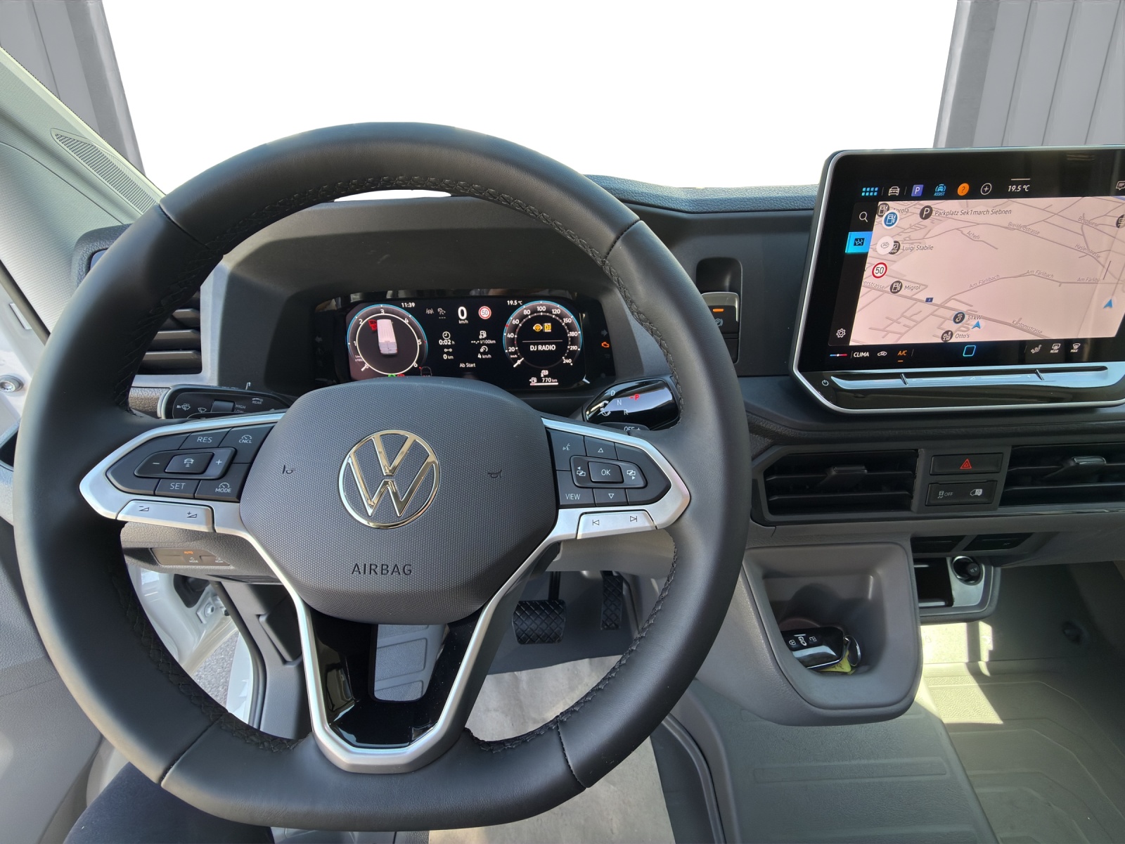 VW Crafter 35 2.0 TDI L3 HD A-image-11