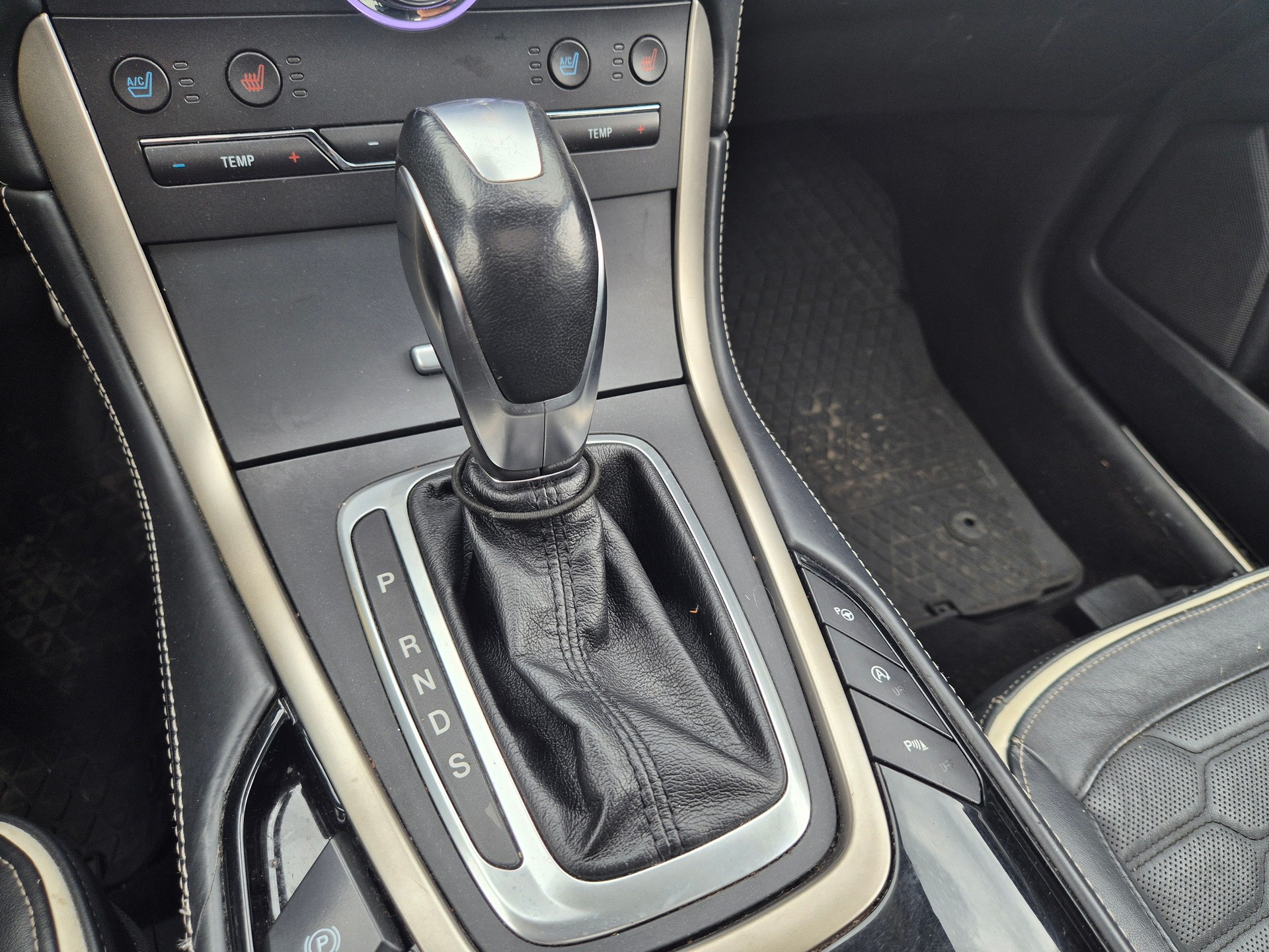 FORD S-Max 2.0 TDCi Vignale AWD PowerShift-image-12