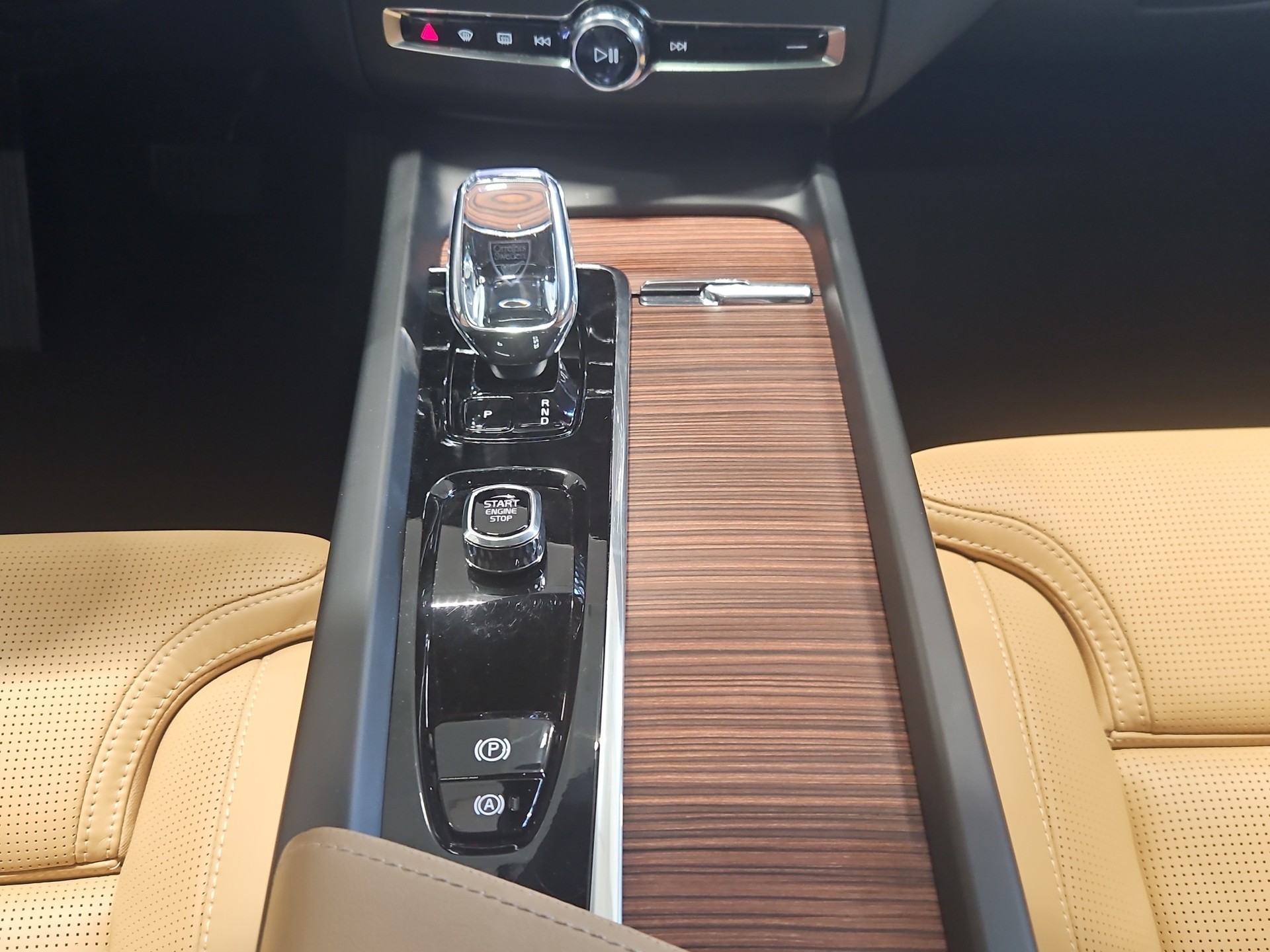 VOLVO XC60 2.0 B4 MH Ultimate Dark AWD-image-11